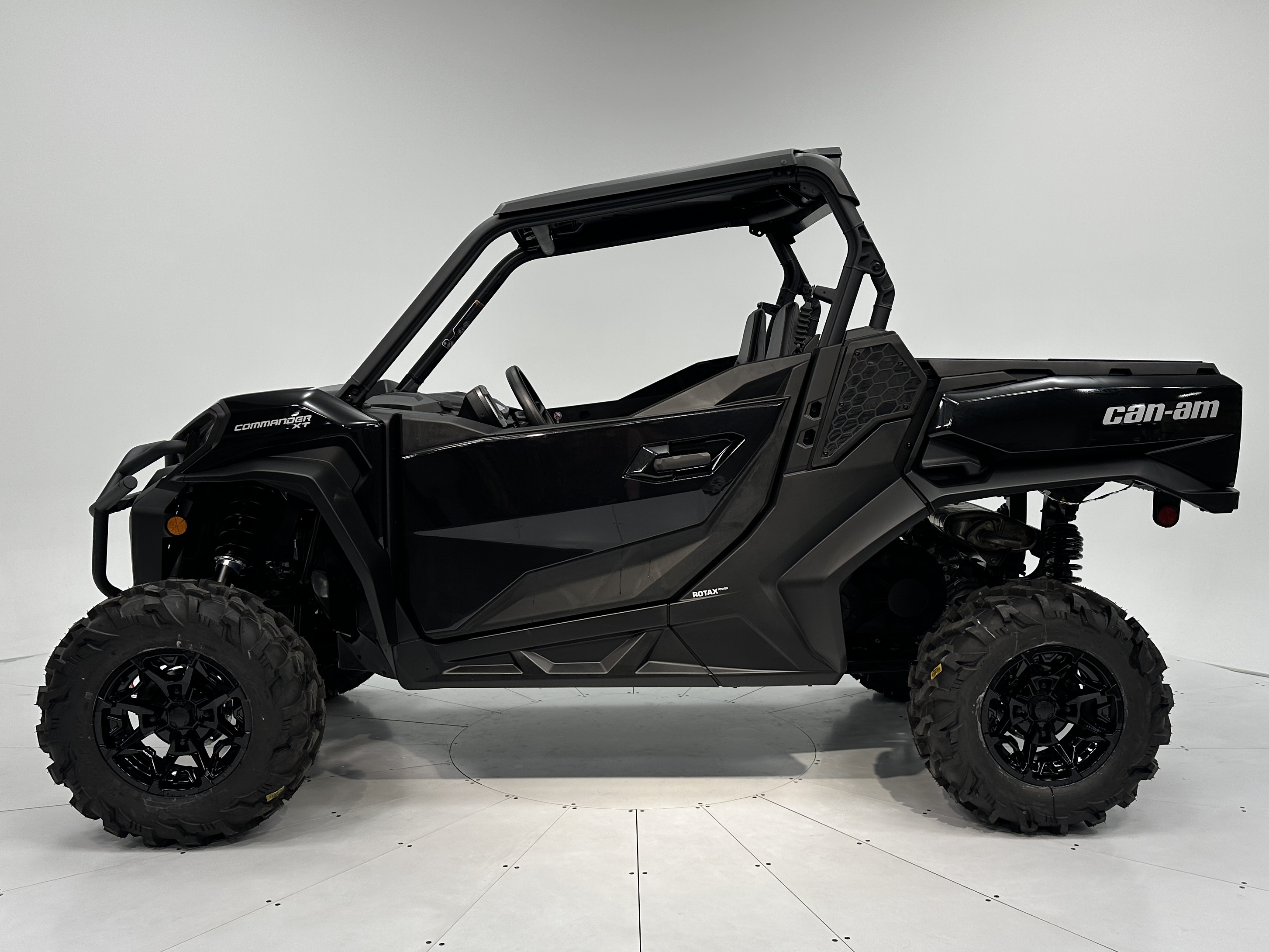 2025 Can-Am Commander XT 700 - Photo 3