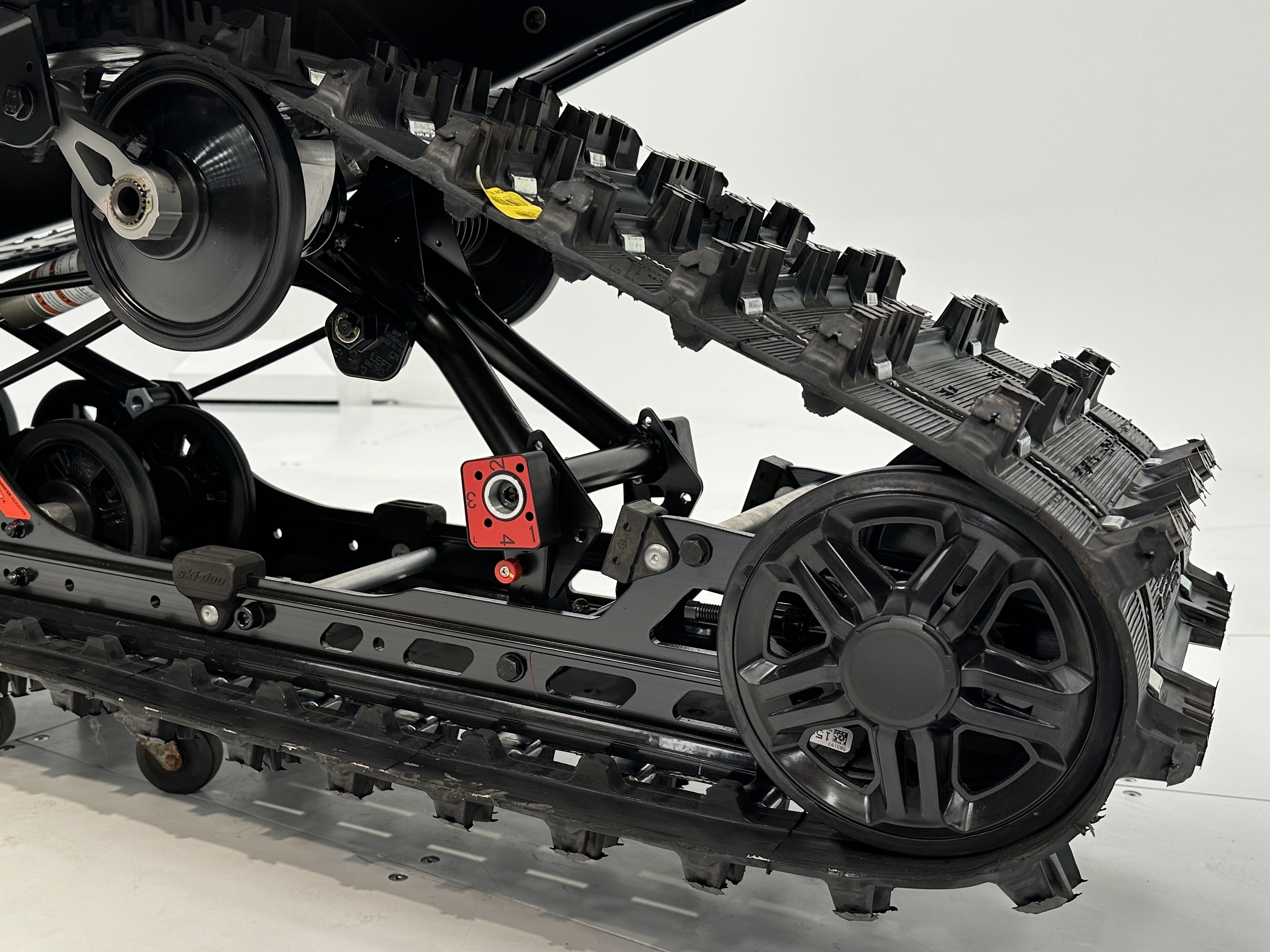 2025 Ski-Doo MXZ ADRENALINE 137 600R E-TEC RipSaw 1.25" E.S. - Photo 10