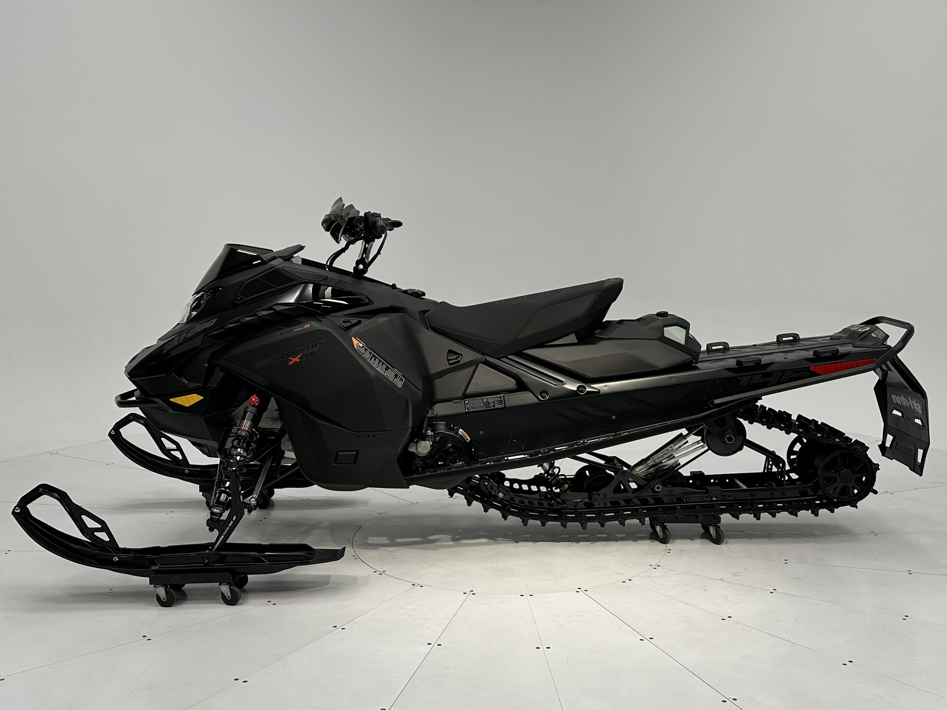 2025 Ski-Doo BACKCOUNTRY X-RS 146 (43") 850 E-TEC Turbo R Storm 150 1.5" SHOT  w/ 10.25" Touchscreen - Photo 3