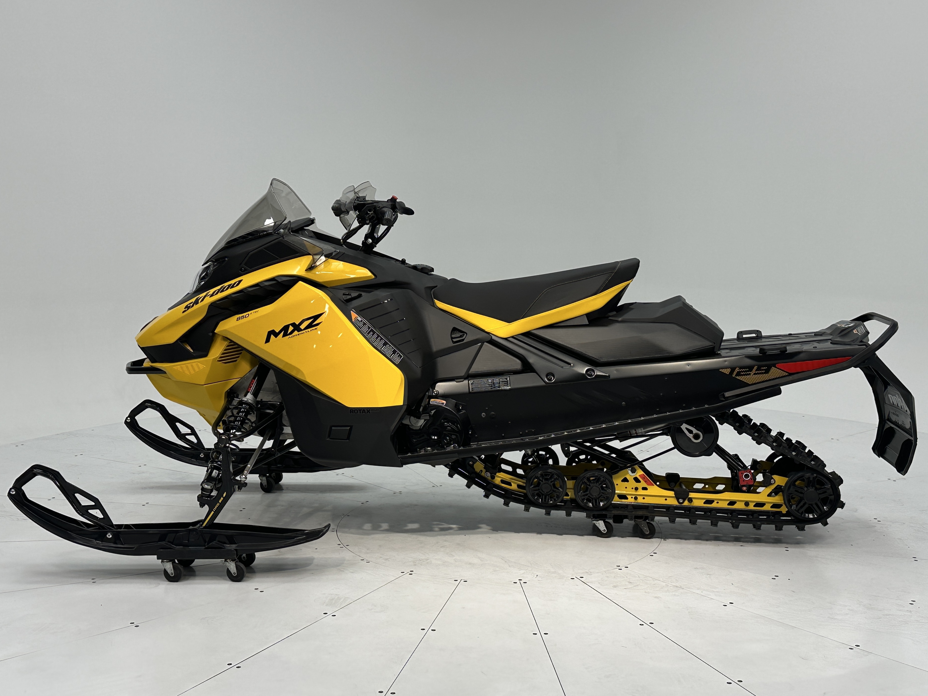 2025 Ski-Doo MXZ ADRENALINE 129 850 E-TEC RipSaw 1.25" E.S. - Photo 3