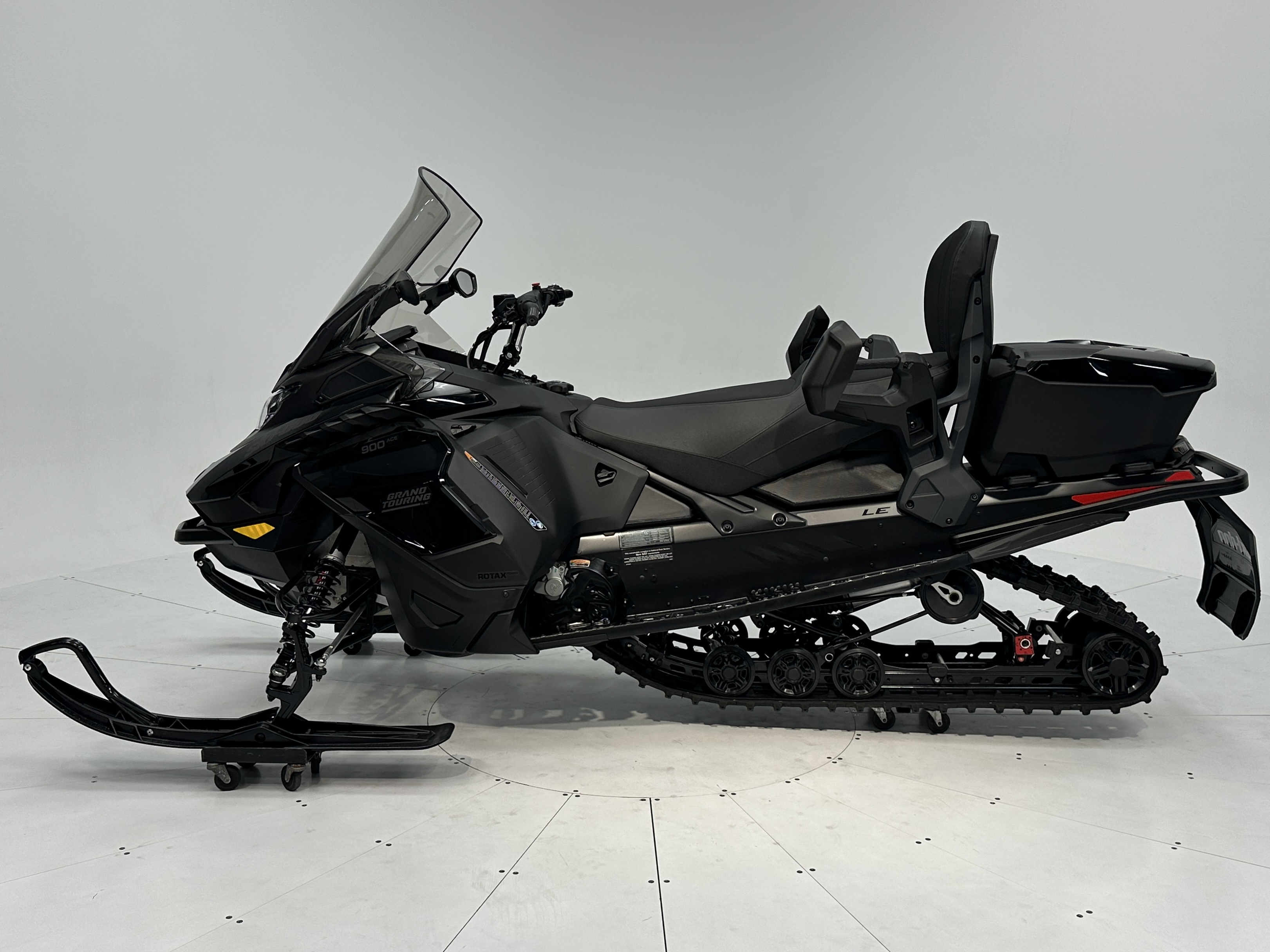 2025 Ski-Doo GRAND TOURING LE 900 ACE Silent Track II 1.25" E.S. - Photo 3