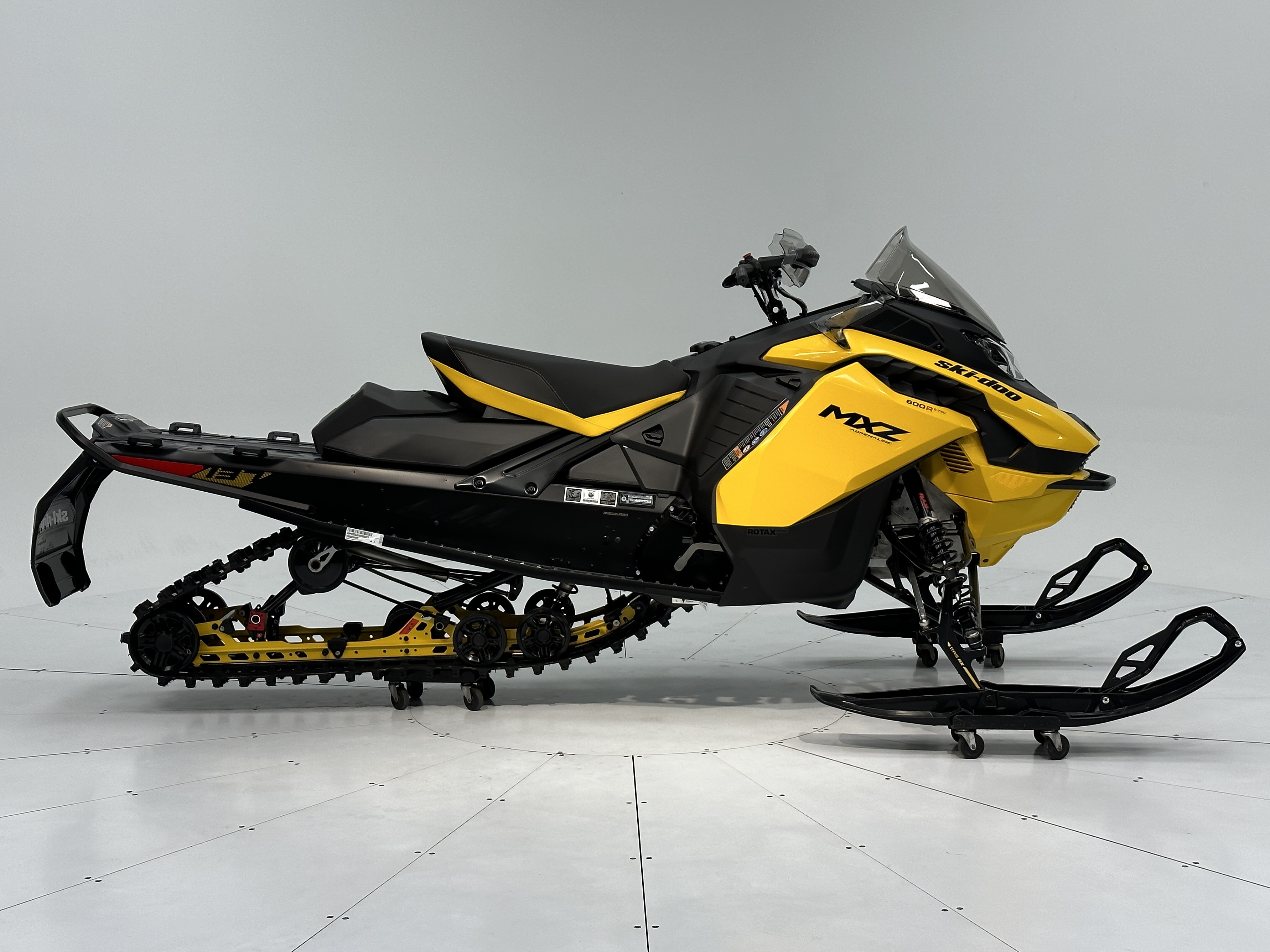 2025 Ski-Doo MXZ ADRENALINE 137 600R E-TEC RipSaw 1.25" E.S.