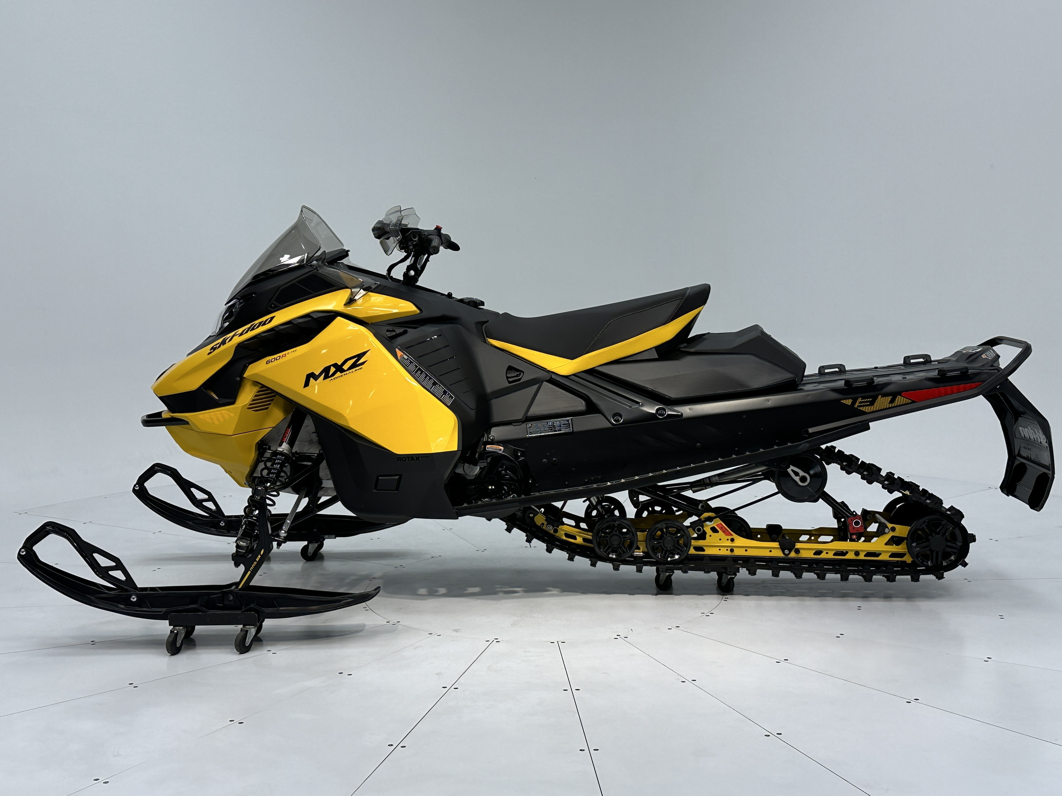 2025 Ski-Doo MXZ ADRENALINE 137 600R E-TEC RipSaw 1.25" E.S. - Photo 3