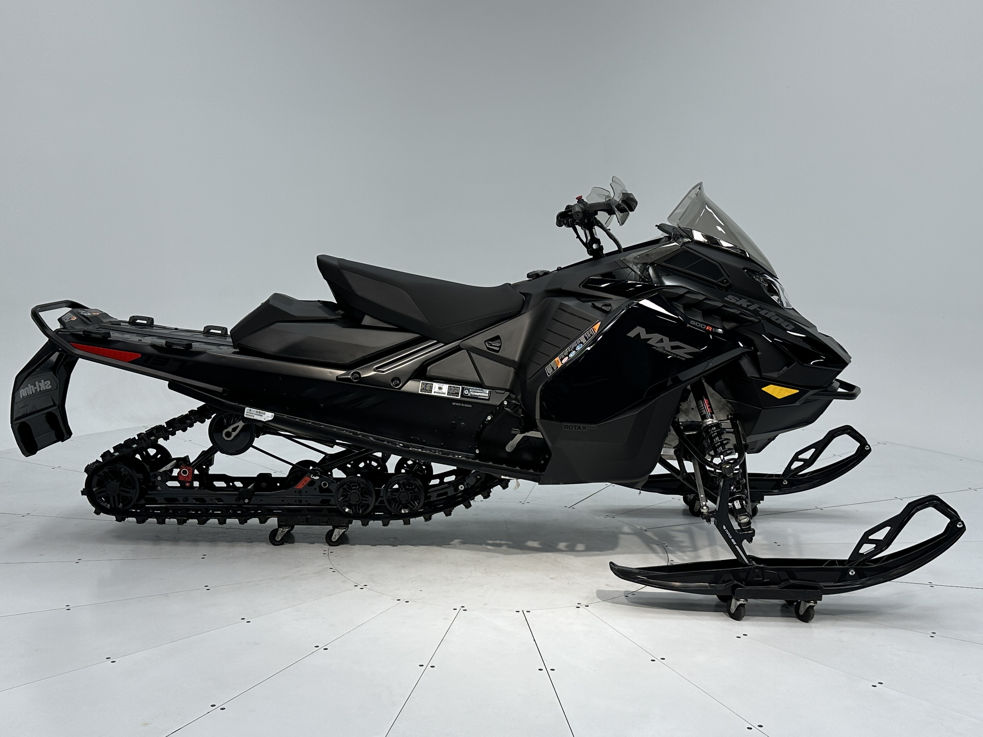 2025 Ski-Doo MXZ ADRENALINE 137 600R E-TEC RipSaw 1.25" E.S.