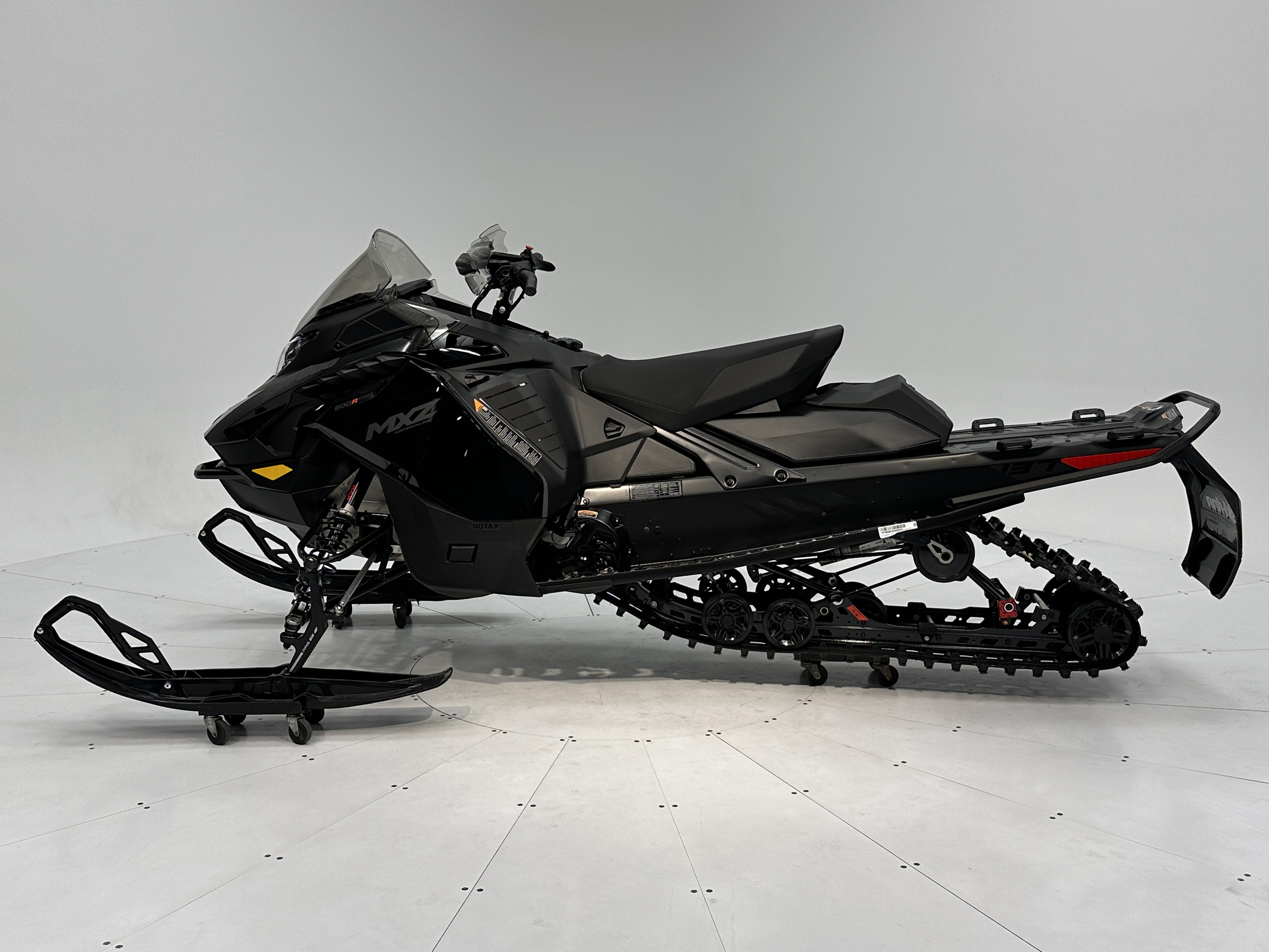 2025 Ski-Doo MXZ ADRENALINE 137 600R E-TEC RipSaw 1.25" E.S. - Photo 3