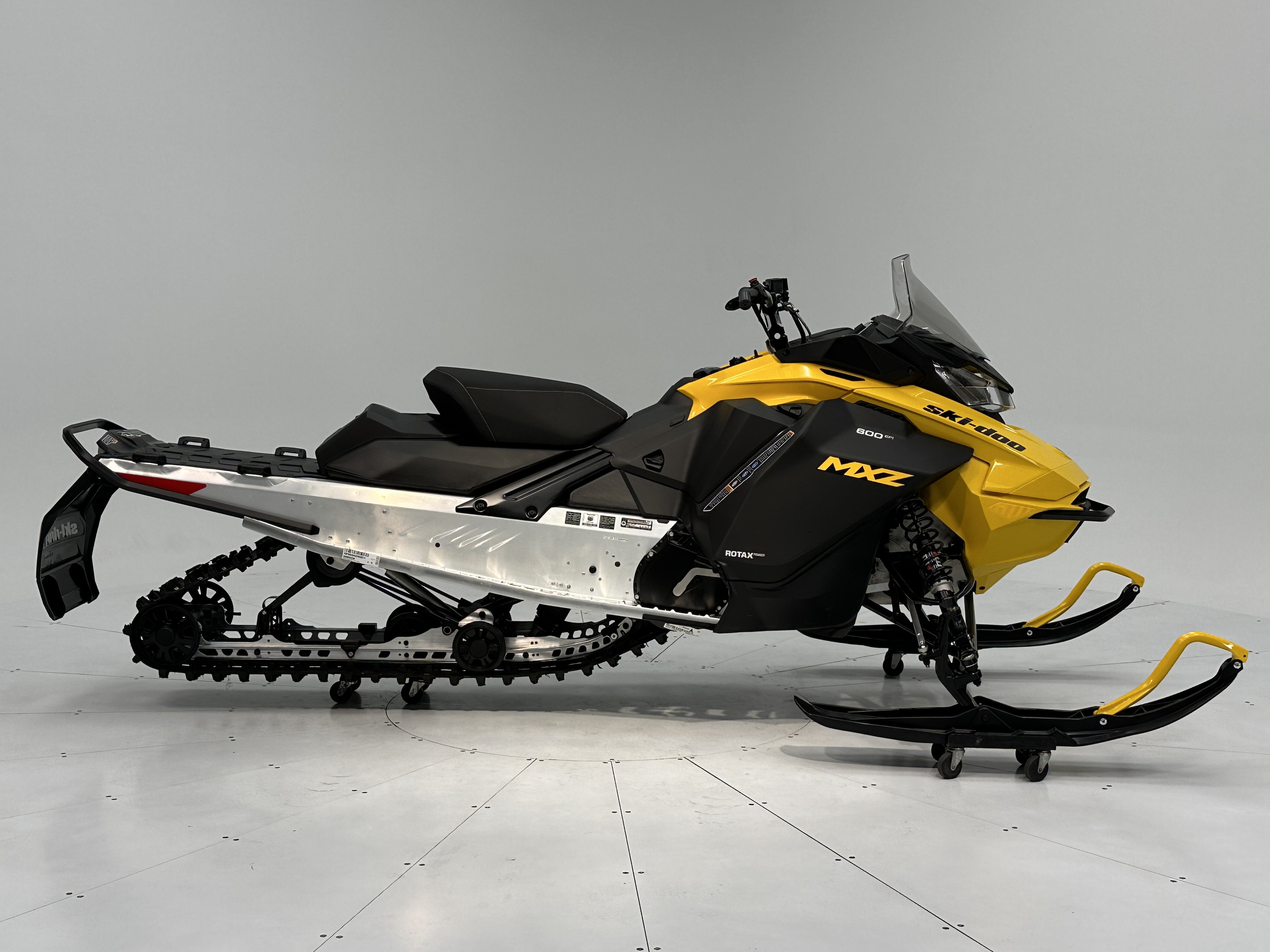 2025 Ski-Doo MXZ SPORT 137 600 EFI RipSaw 1.25" E.S.