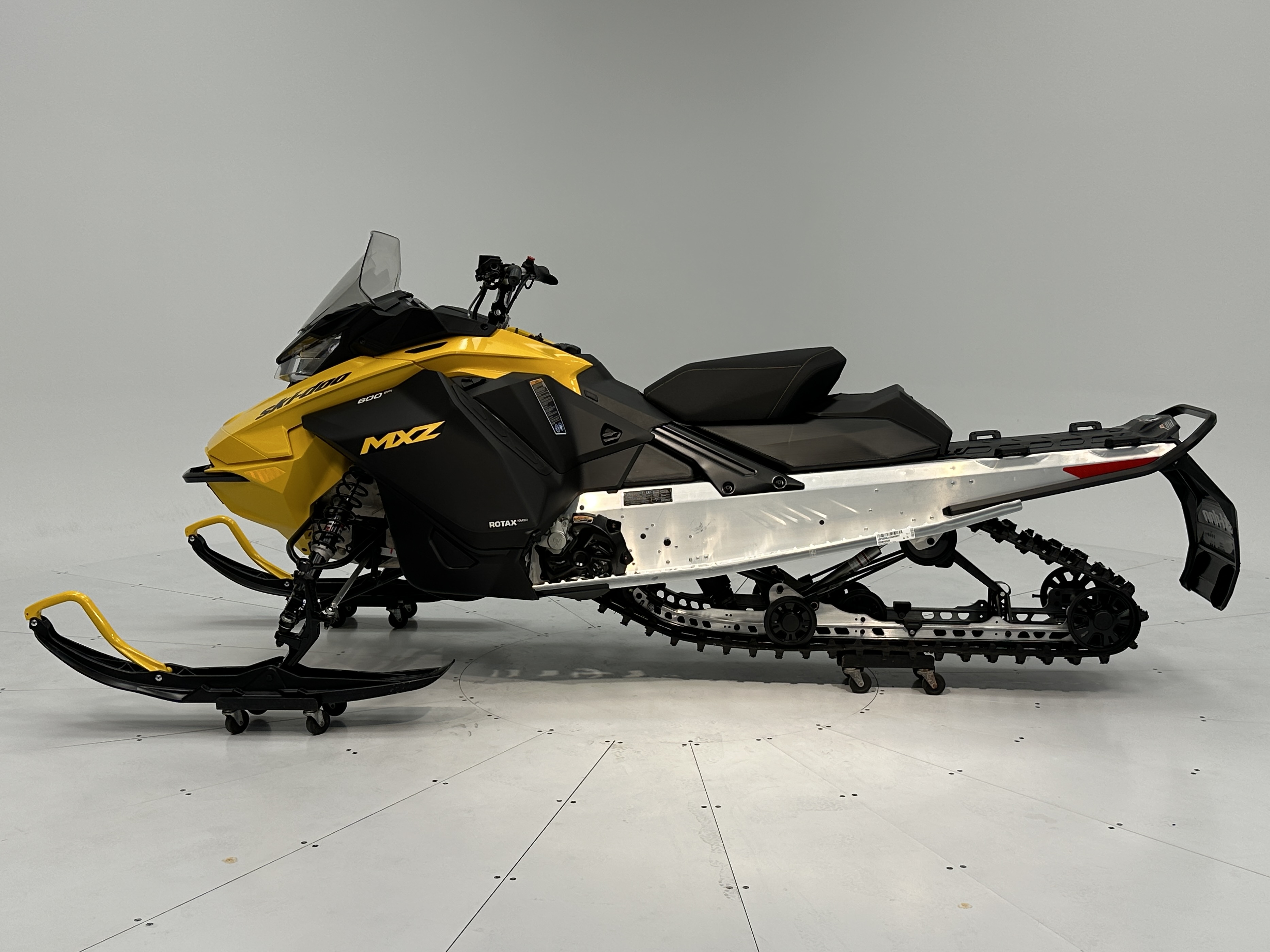 2025 Ski-Doo MXZ SPORT 137 600 EFI RipSaw 1.25" E.S. - Photo 3