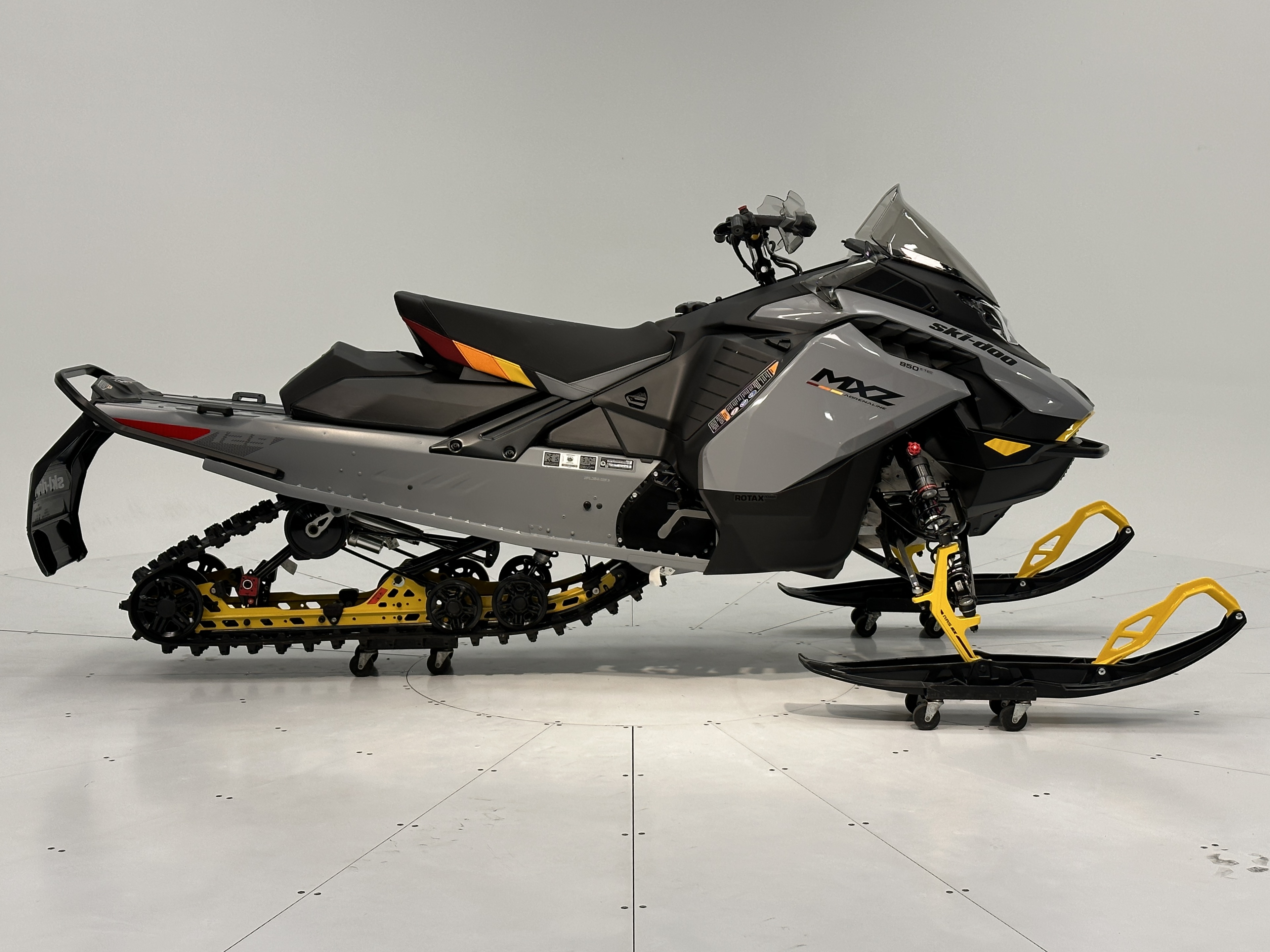 2025 Ski-Doo MXZ ADR w/ BLIZZARD Pkg 129 850 E-TEC Ice Ripper XT 1.25" E.S.