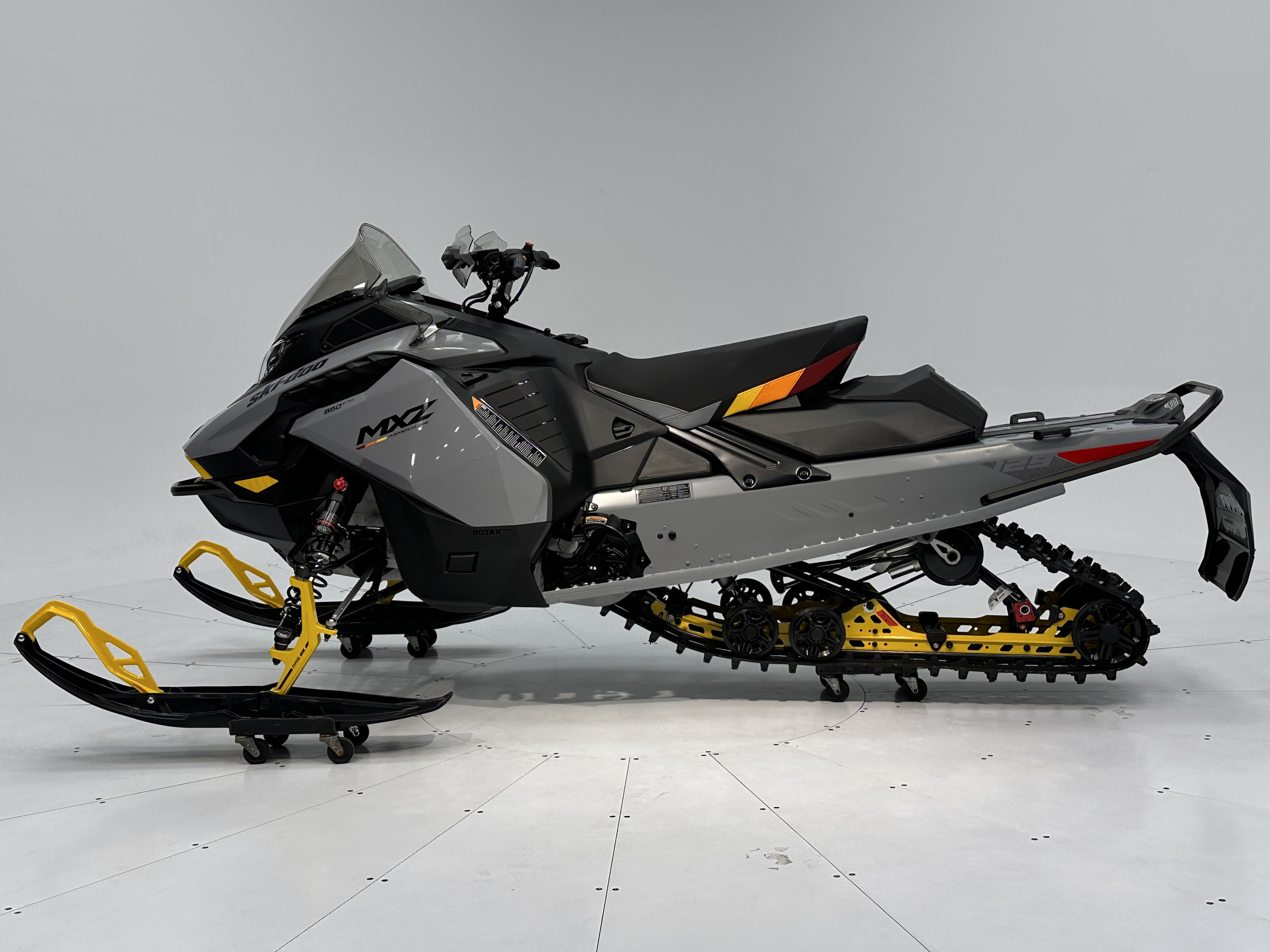 2025 Ski-Doo MXZ ADR w/ BLIZZARD Pkg 129 850 E-TEC Ice Ripper XT 1.25" E.S. - Photo 3