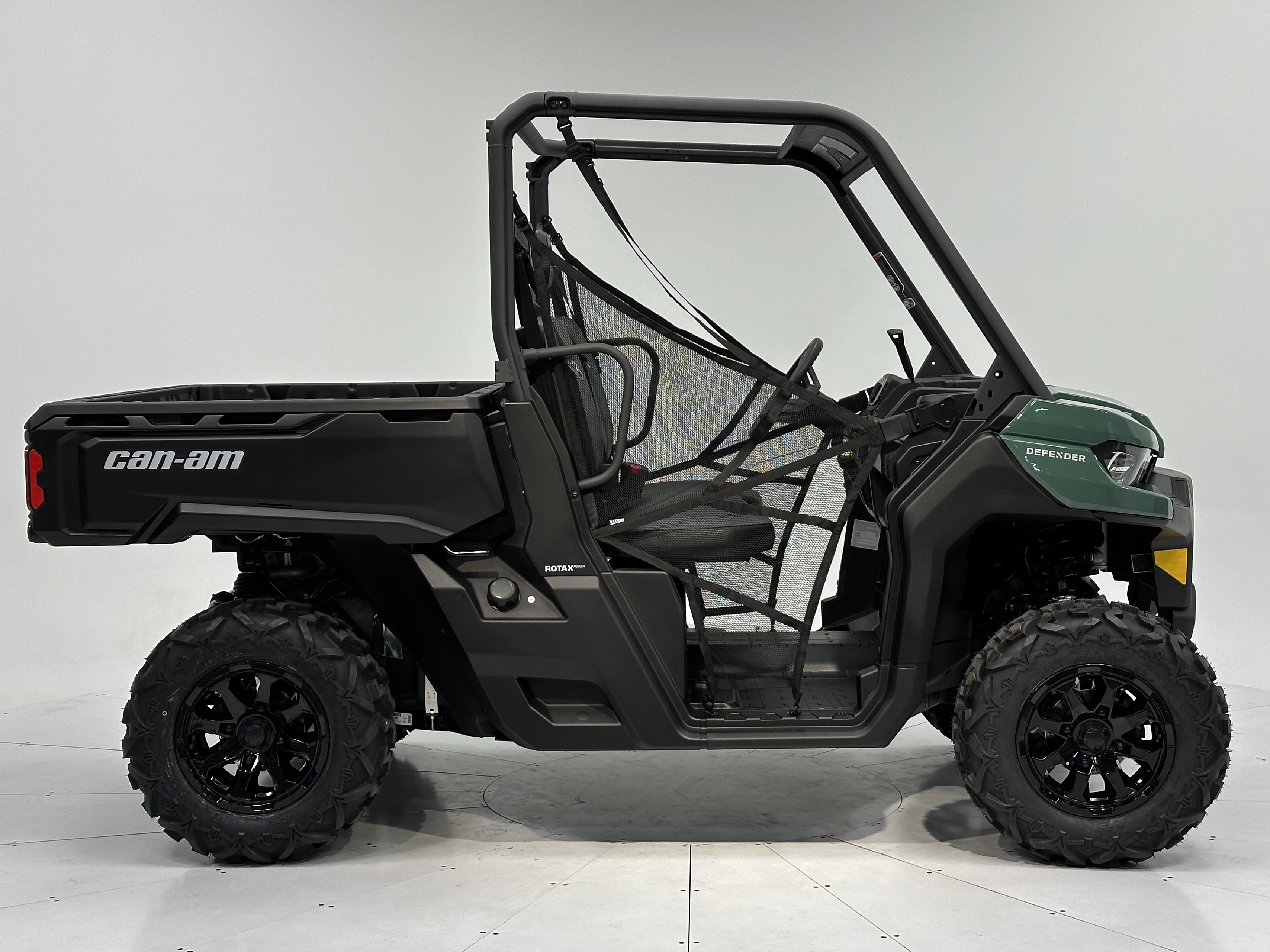 2025 Can-Am Defender DPS HD9 Demonstrator