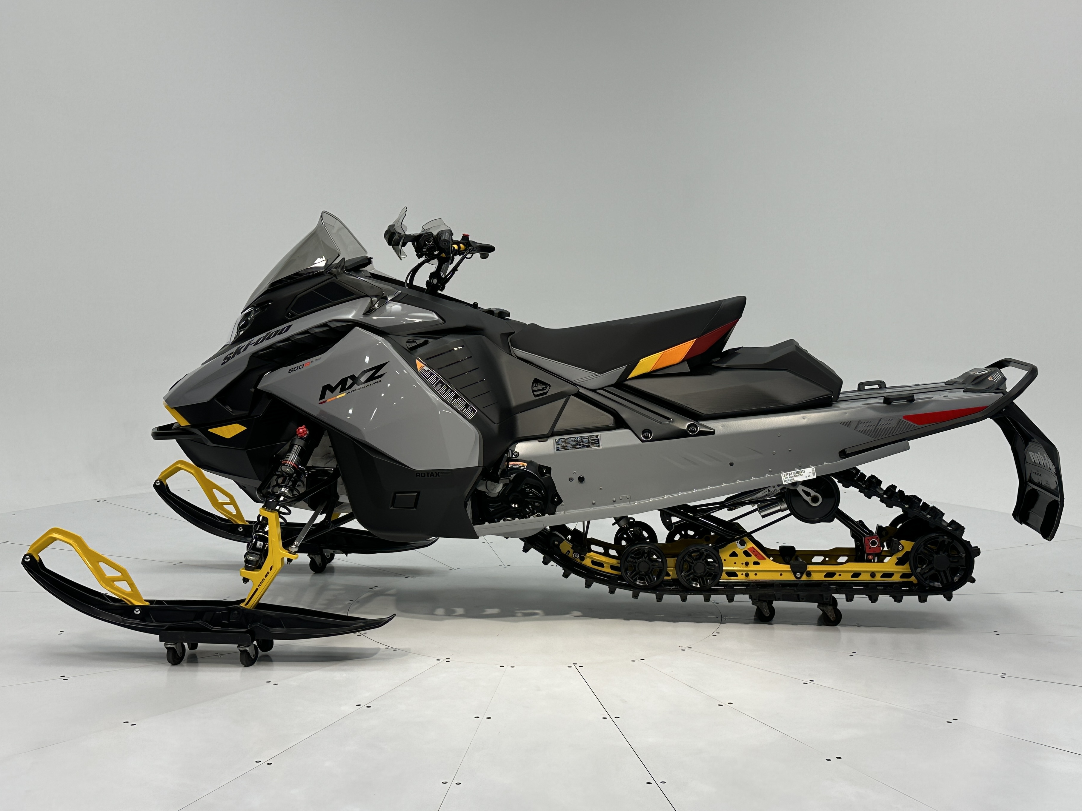 2025 Ski-Doo MXZ ADR w/ BLIZZARD Pkg 129 600R E-TEC Ice Ripper XT 1.25" E.S. - Photo 3