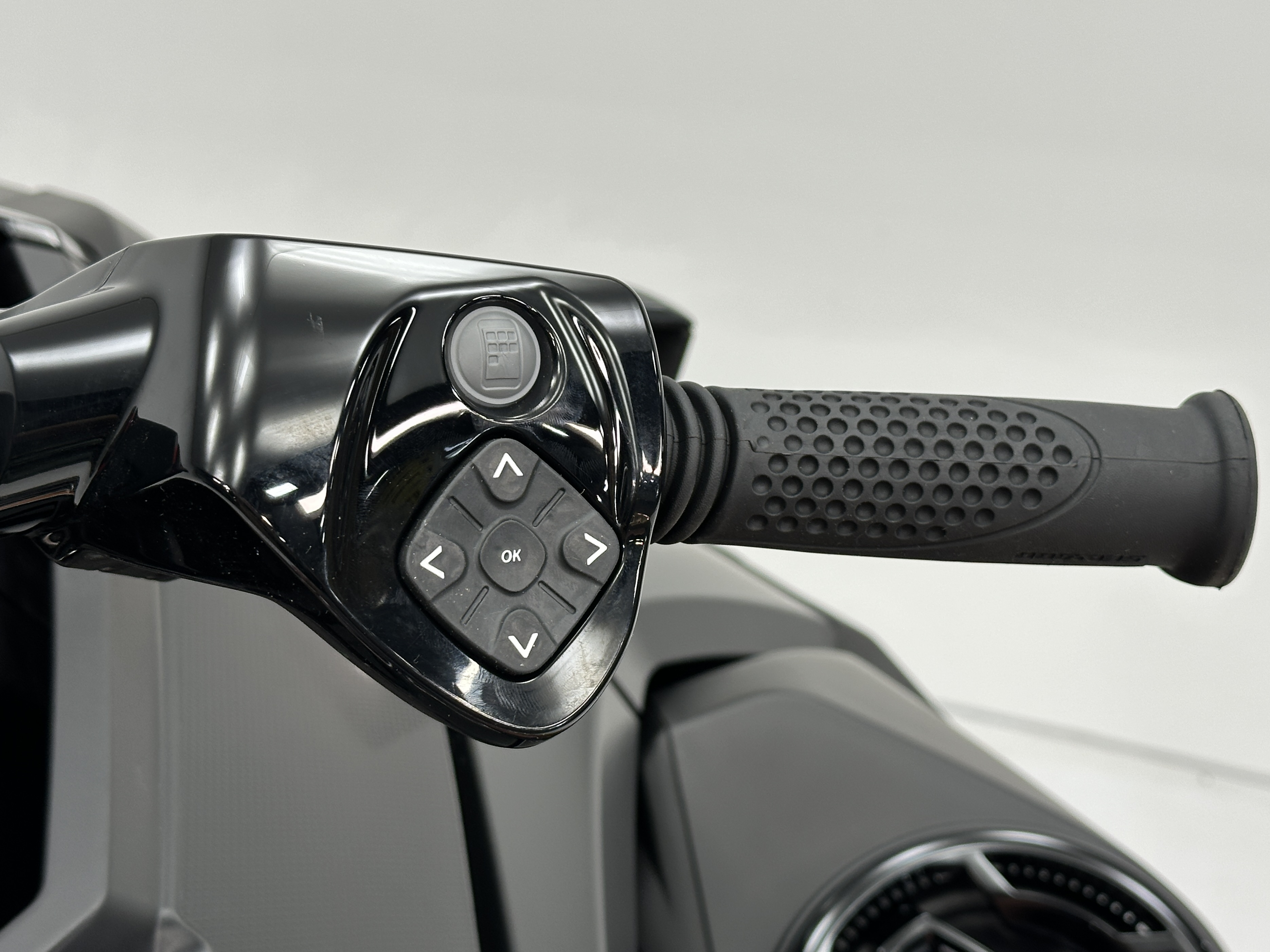 2025 Sea-Doo RXT-X 325 (Sound System) - Photo 8