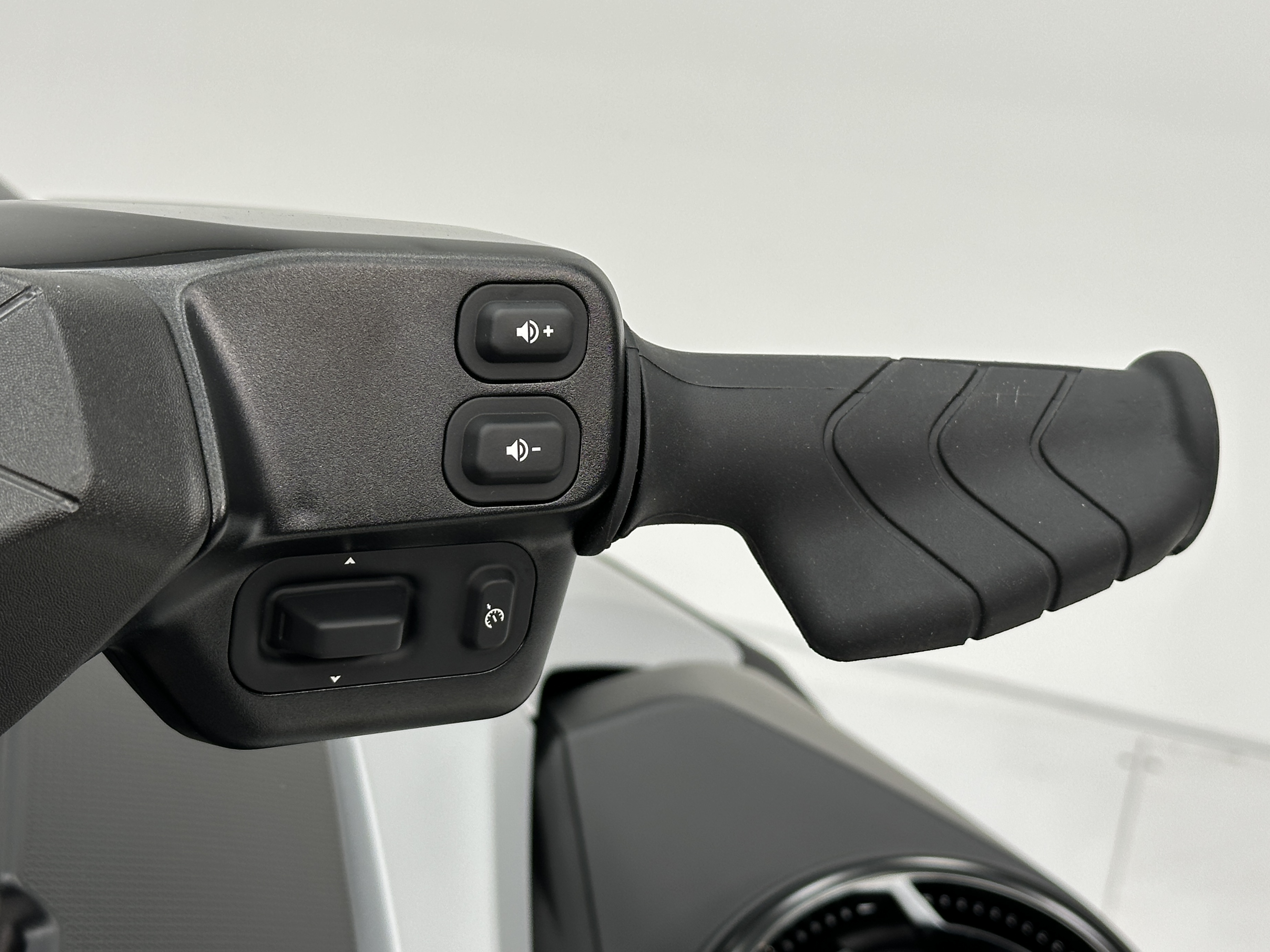2025 Sea-Doo GTX Limited 325 (Sound System & iDF) Demonstrator - Photo 8