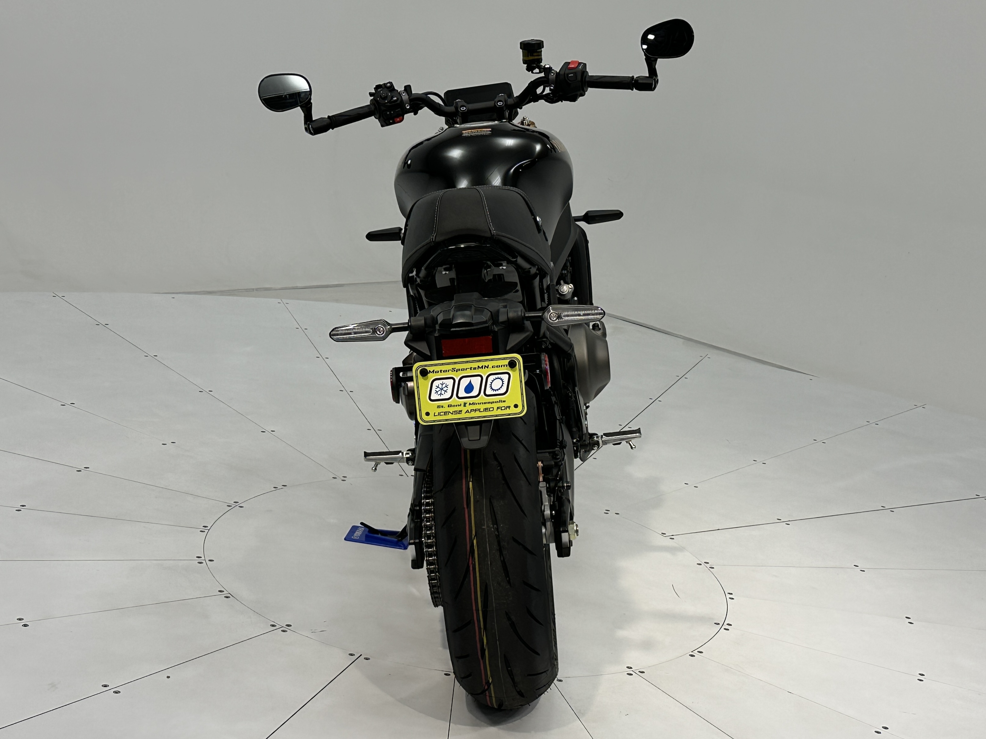 2025 Yamaha XSR900 - Photo 2