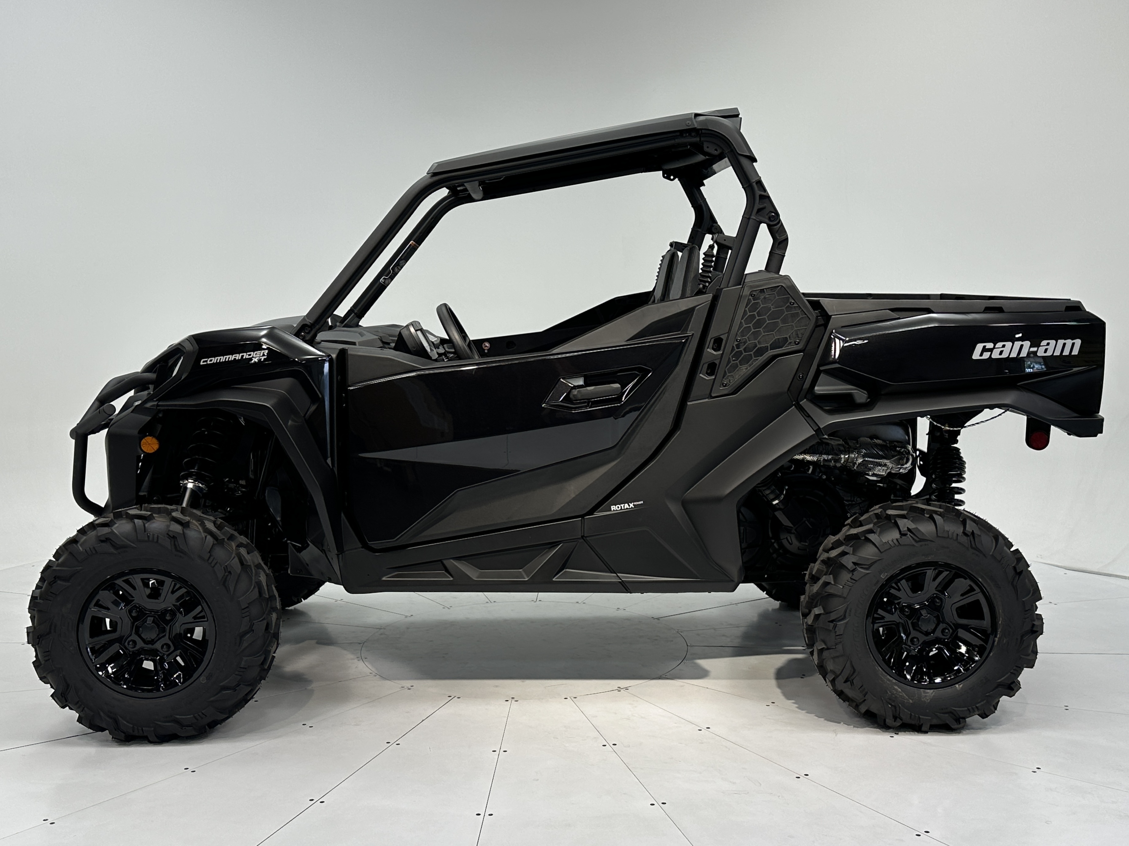 2025 Can-Am Commander XT 1000R - Photo 3