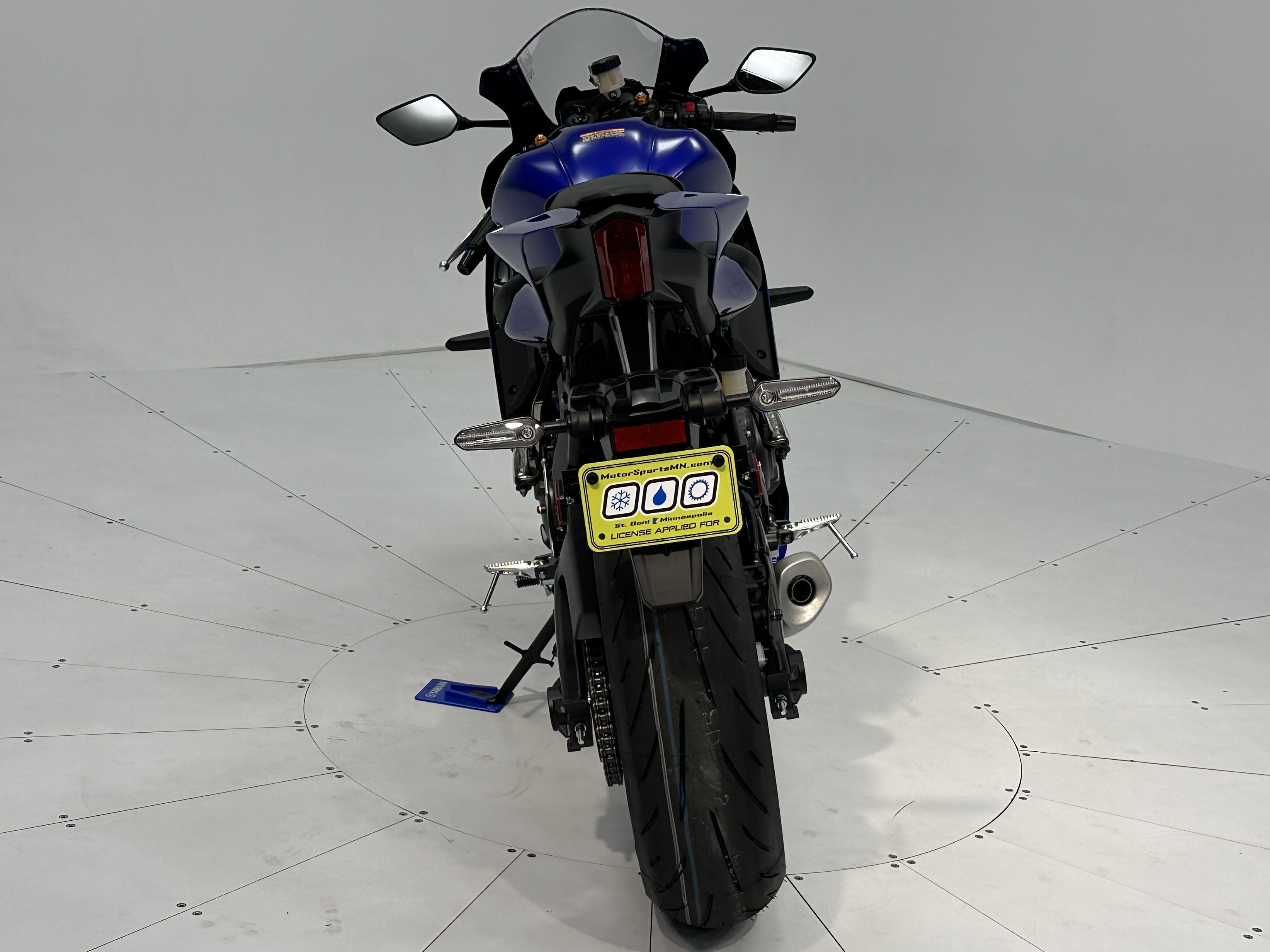 2025 Yamaha YZF-R7 - Photo 2