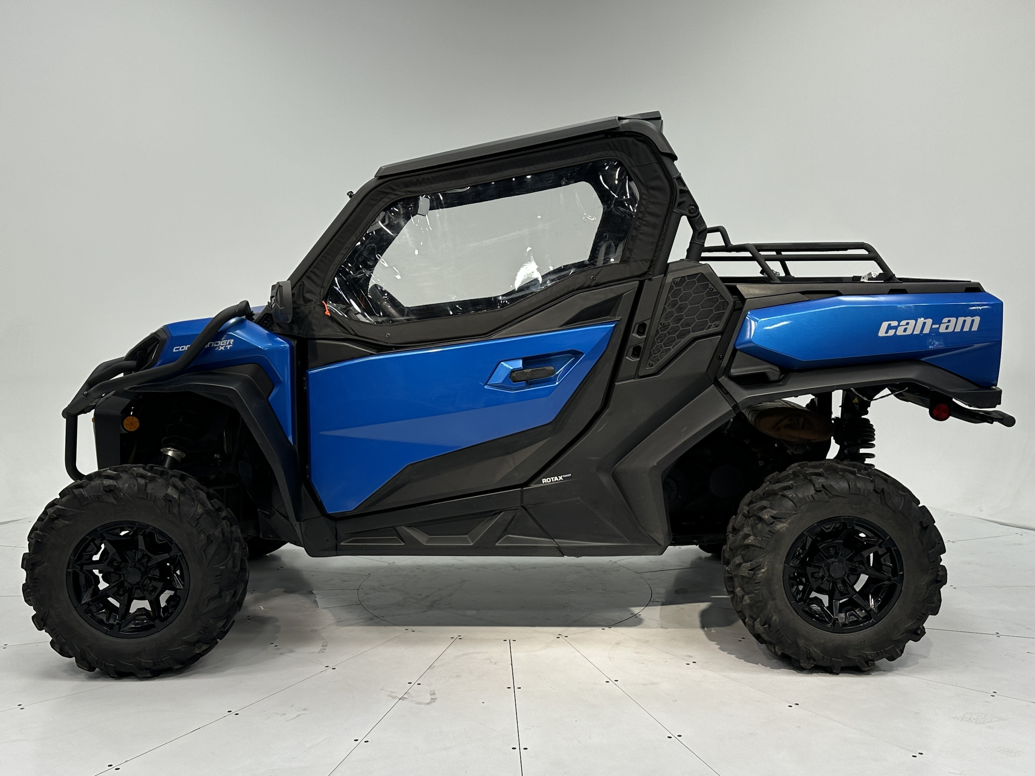 2022 Can-Am Commander XT 700 - Photo 3