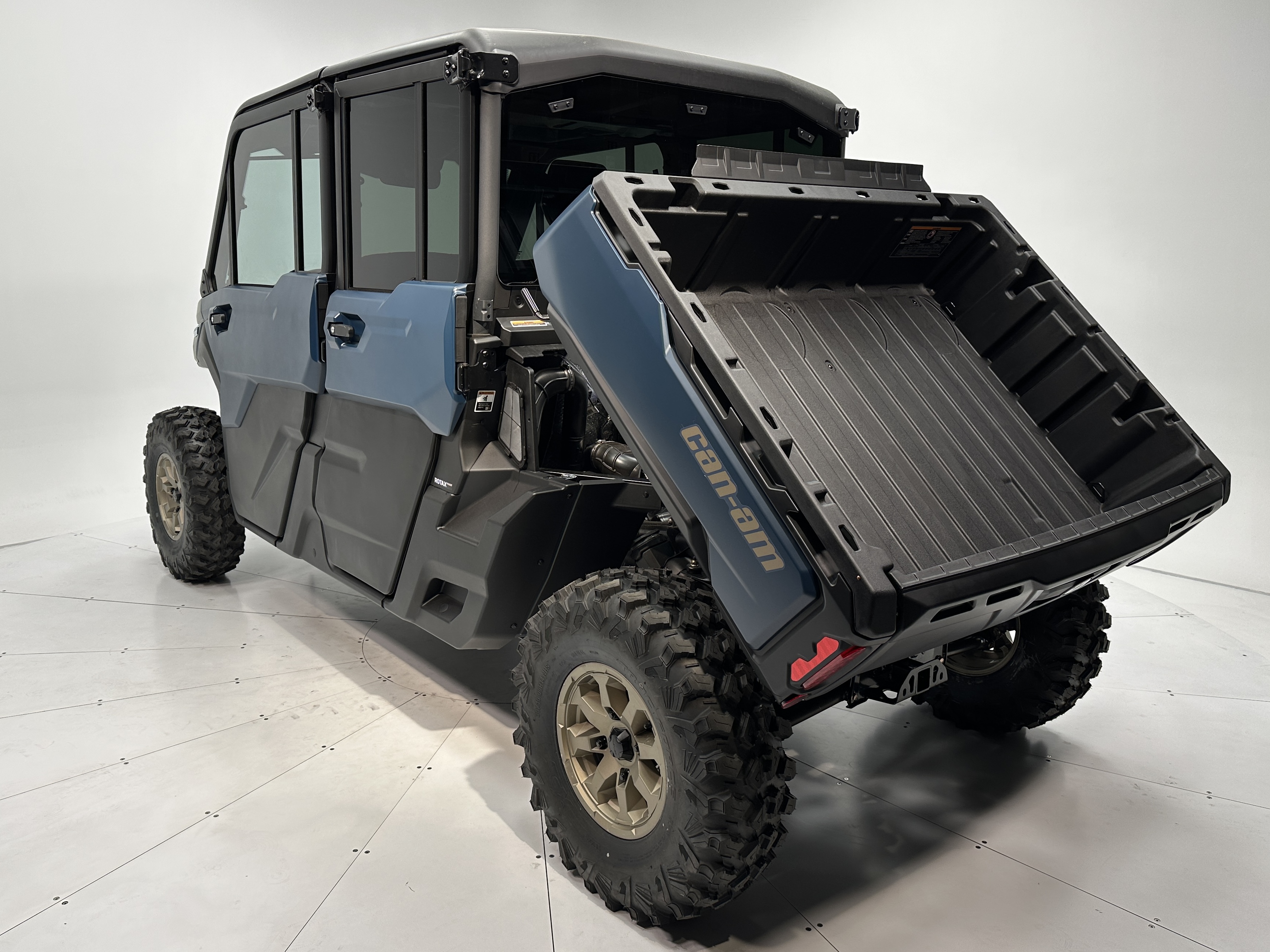 2025 Can-Am Defender MAX LIMITED CAB HD10 - Photo 15