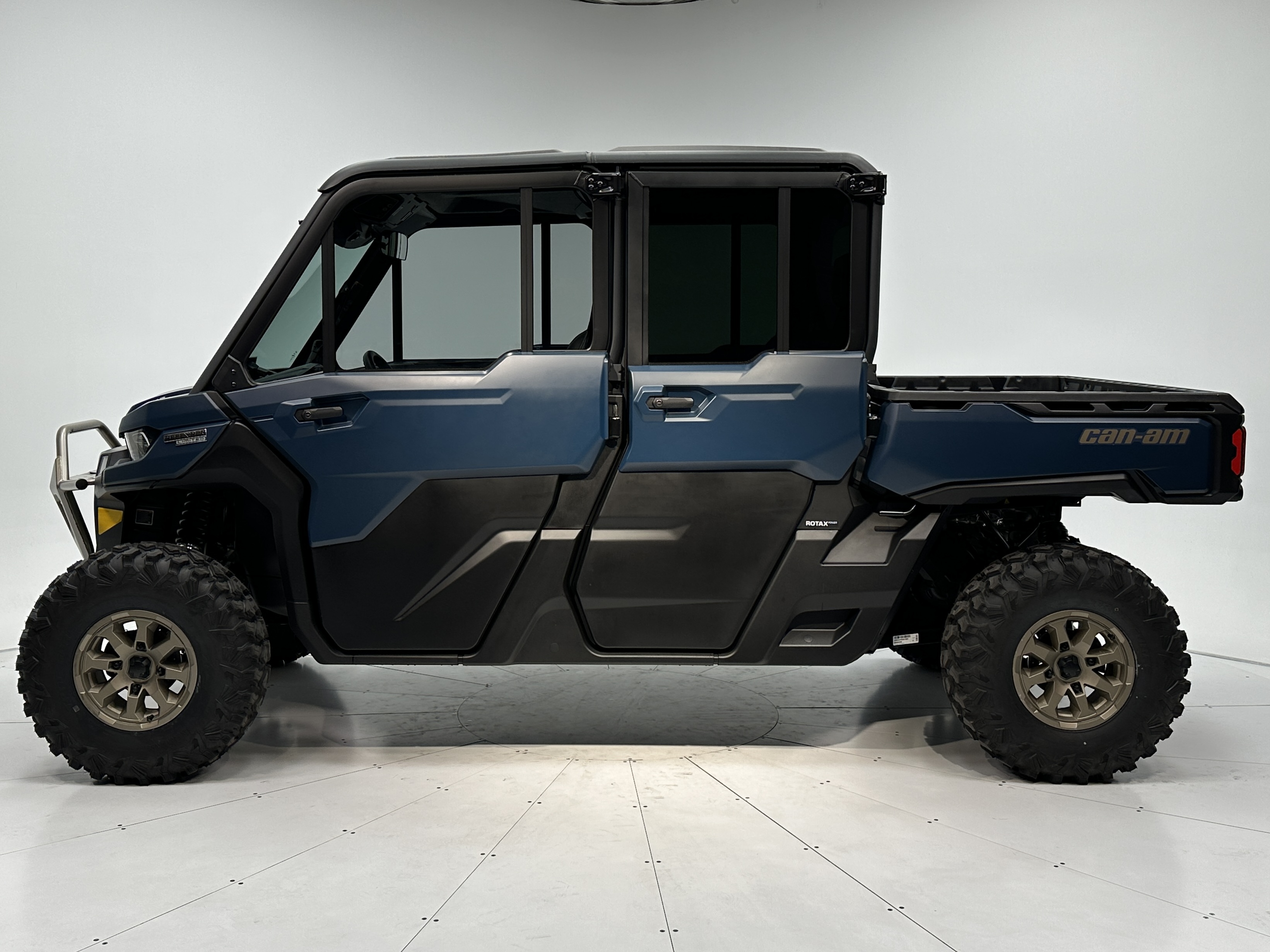2025 Can-Am Defender MAX LIMITED CAB HD10 - Photo 3