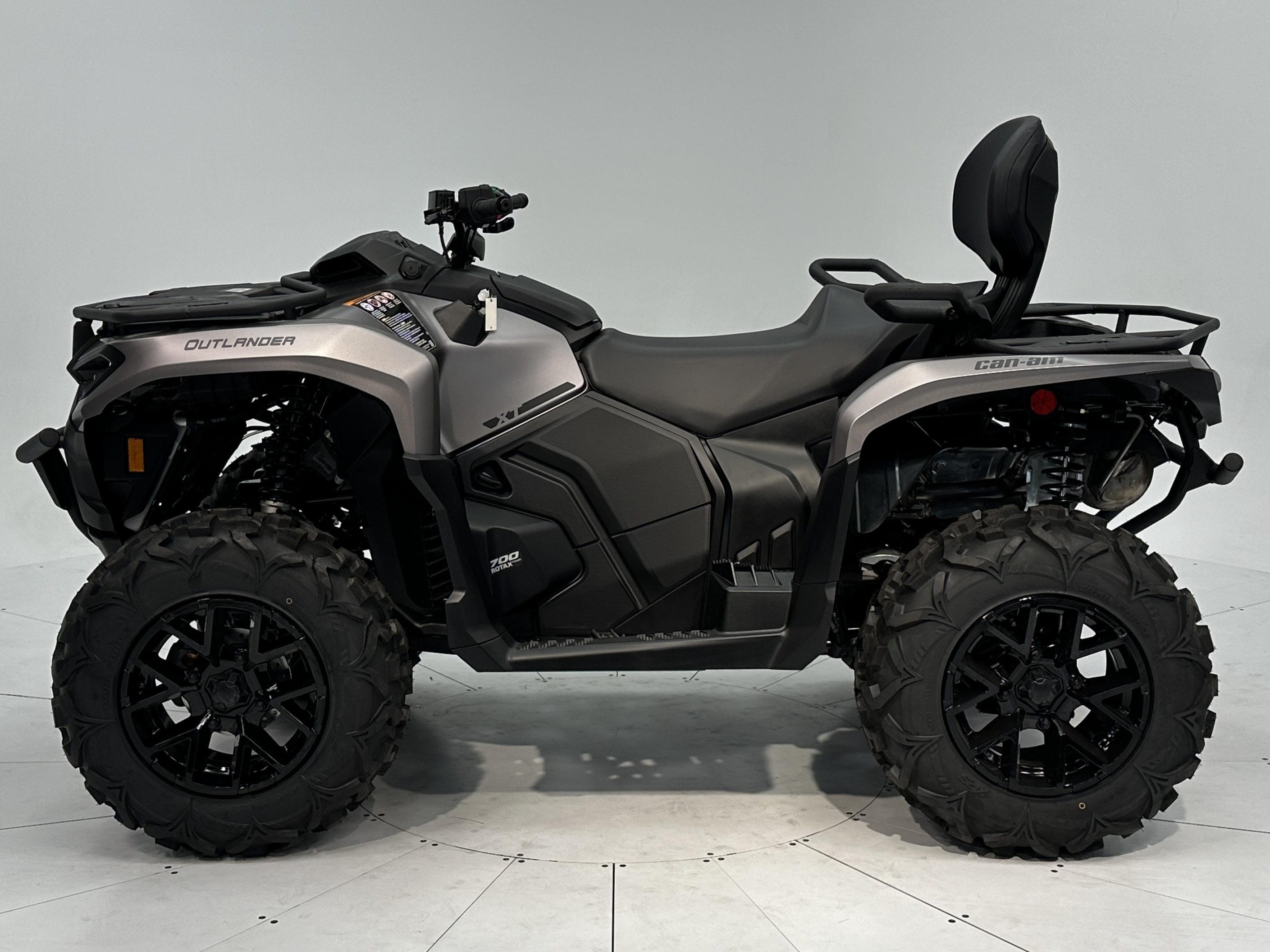 2025 Can-Am Outlander MAX XT 700 - Photo 3