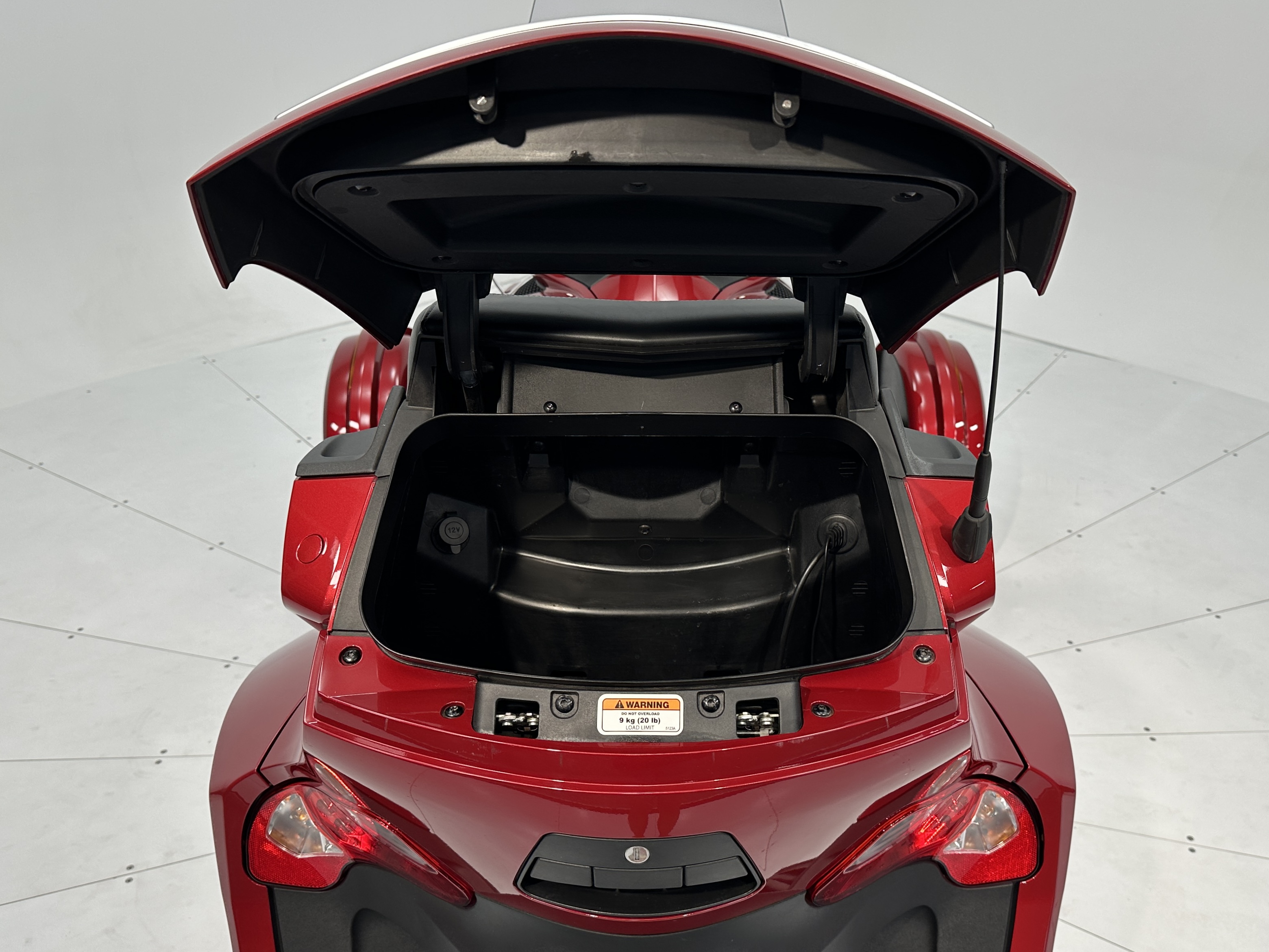 2016 Can-Am Spyder® RT-S SE6 - Photo 14