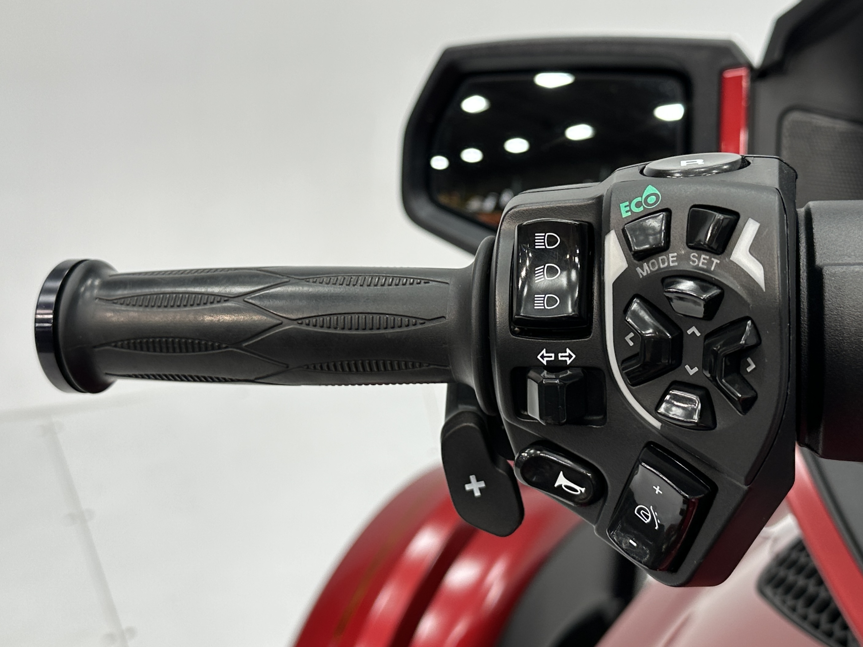 2016 Can-Am Spyder® RT-S SE6 - Photo 8