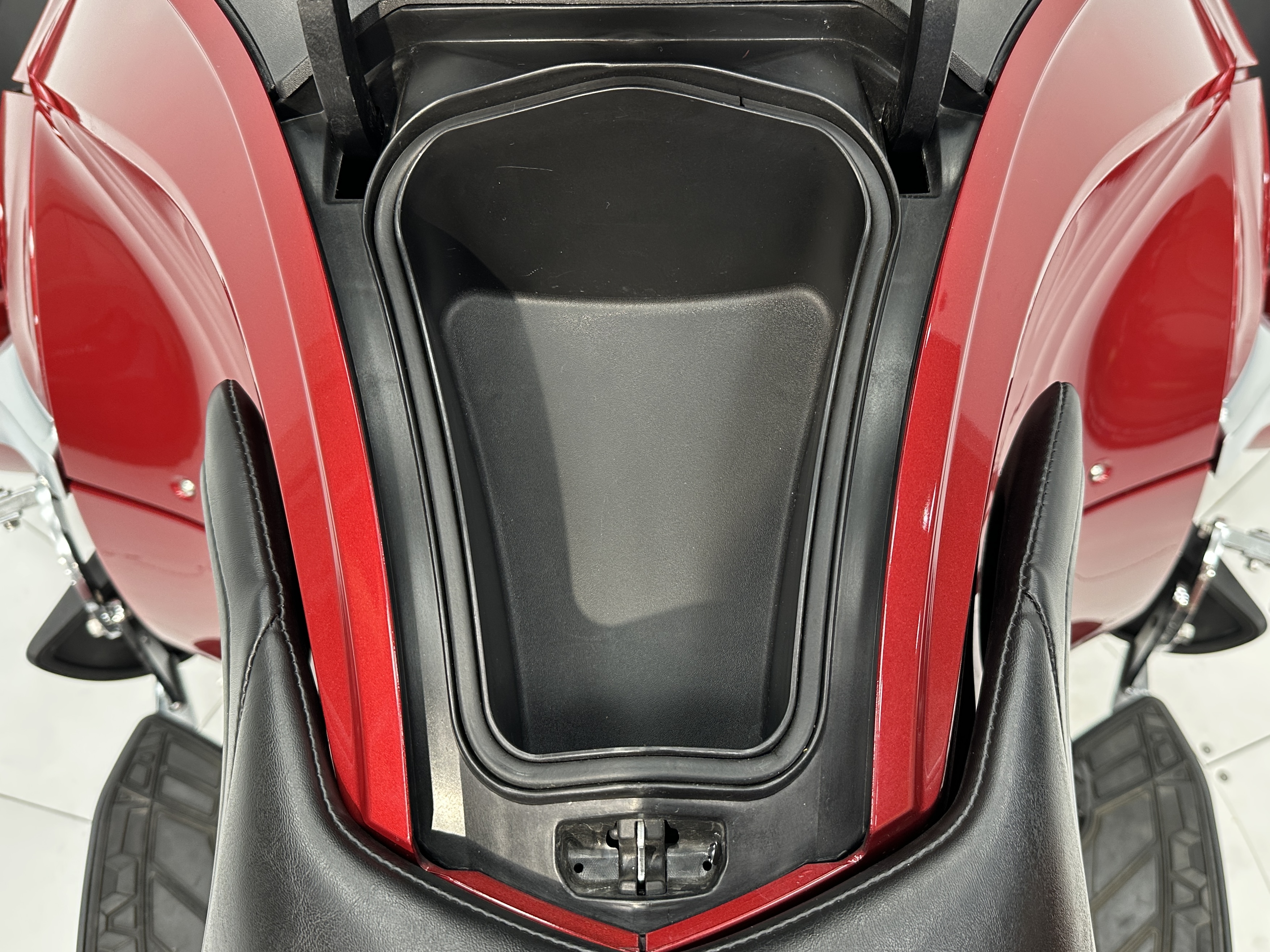 2016 Can-Am Spyder® RT-S SE6 - Photo 11