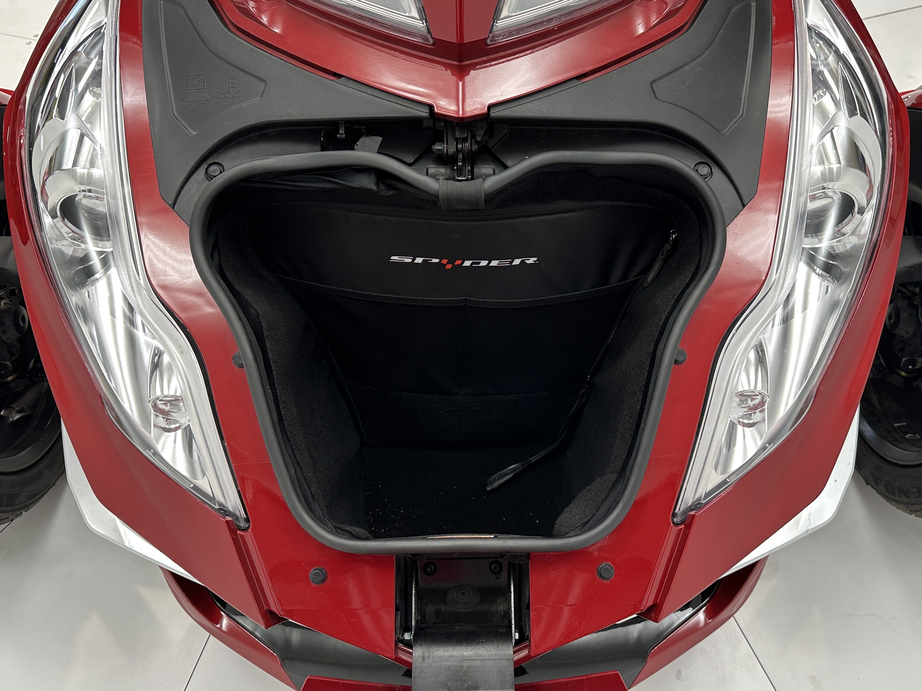 2016 Can-Am Spyder® RT-S SE6 - Photo 12