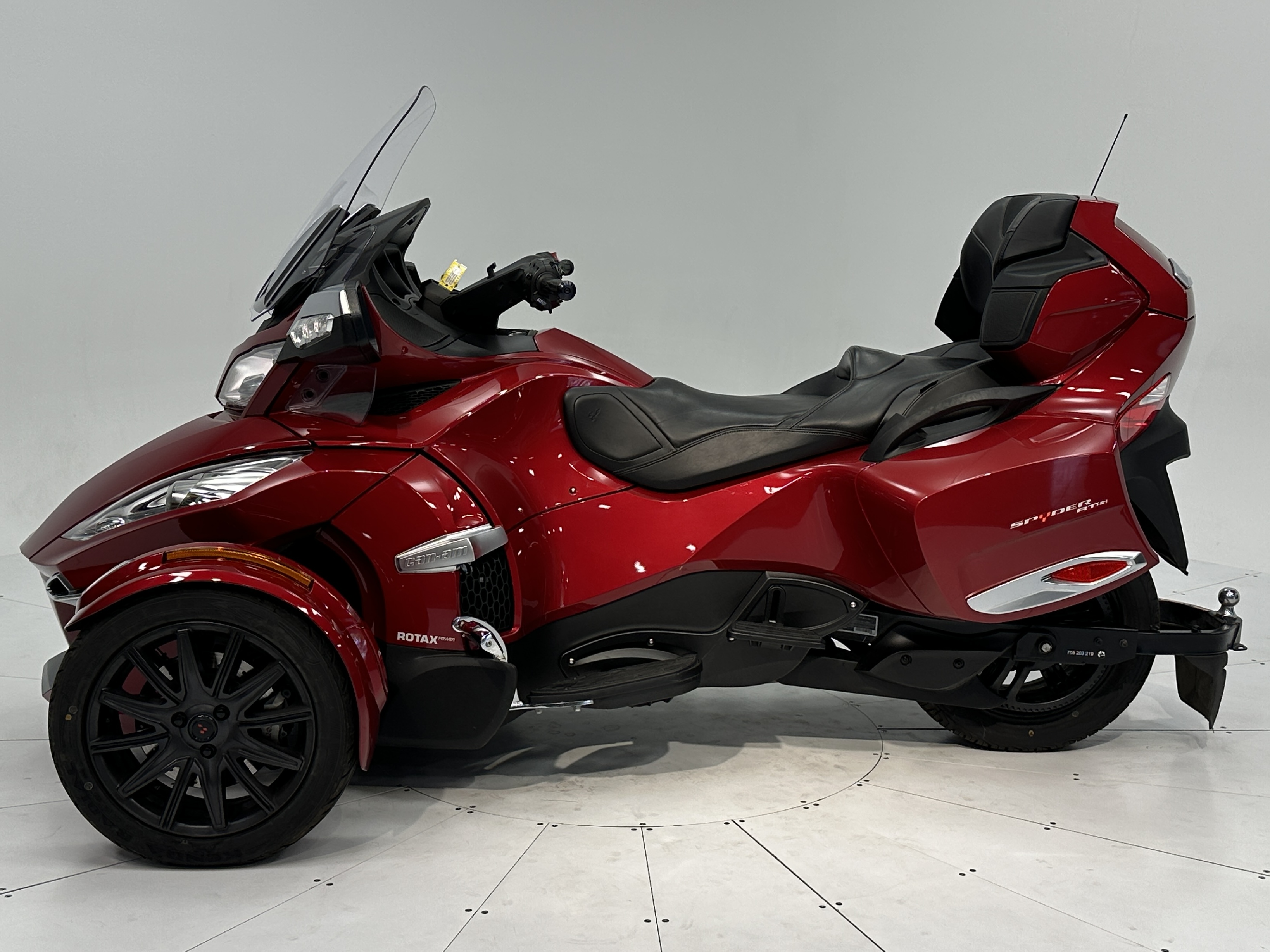 2016 Can-Am Spyder® RT-S SE6 - Photo 3