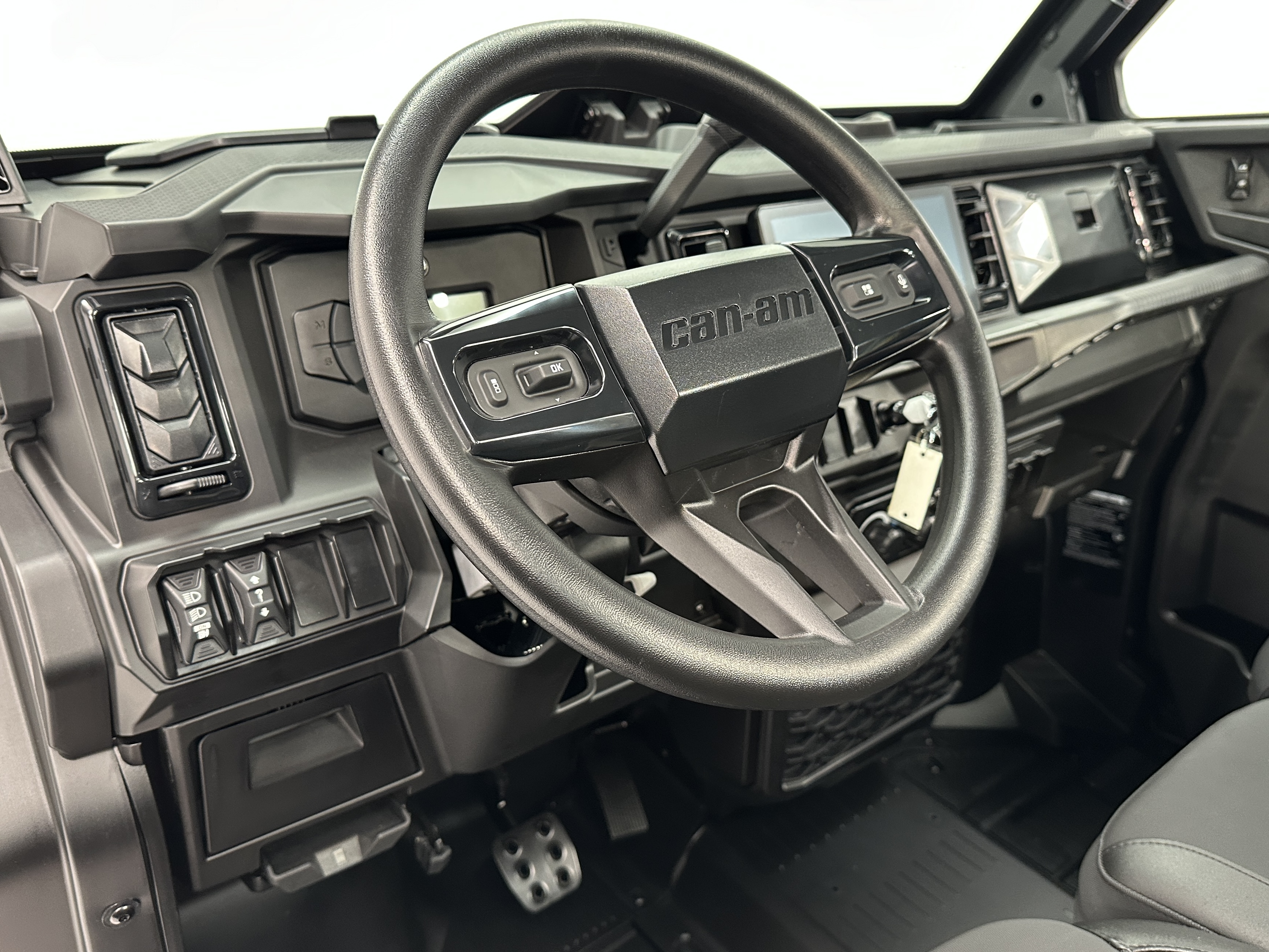 2026 Can-Am Defender XT CAB HD11 with 10.25 in. infotainment - Photo 5