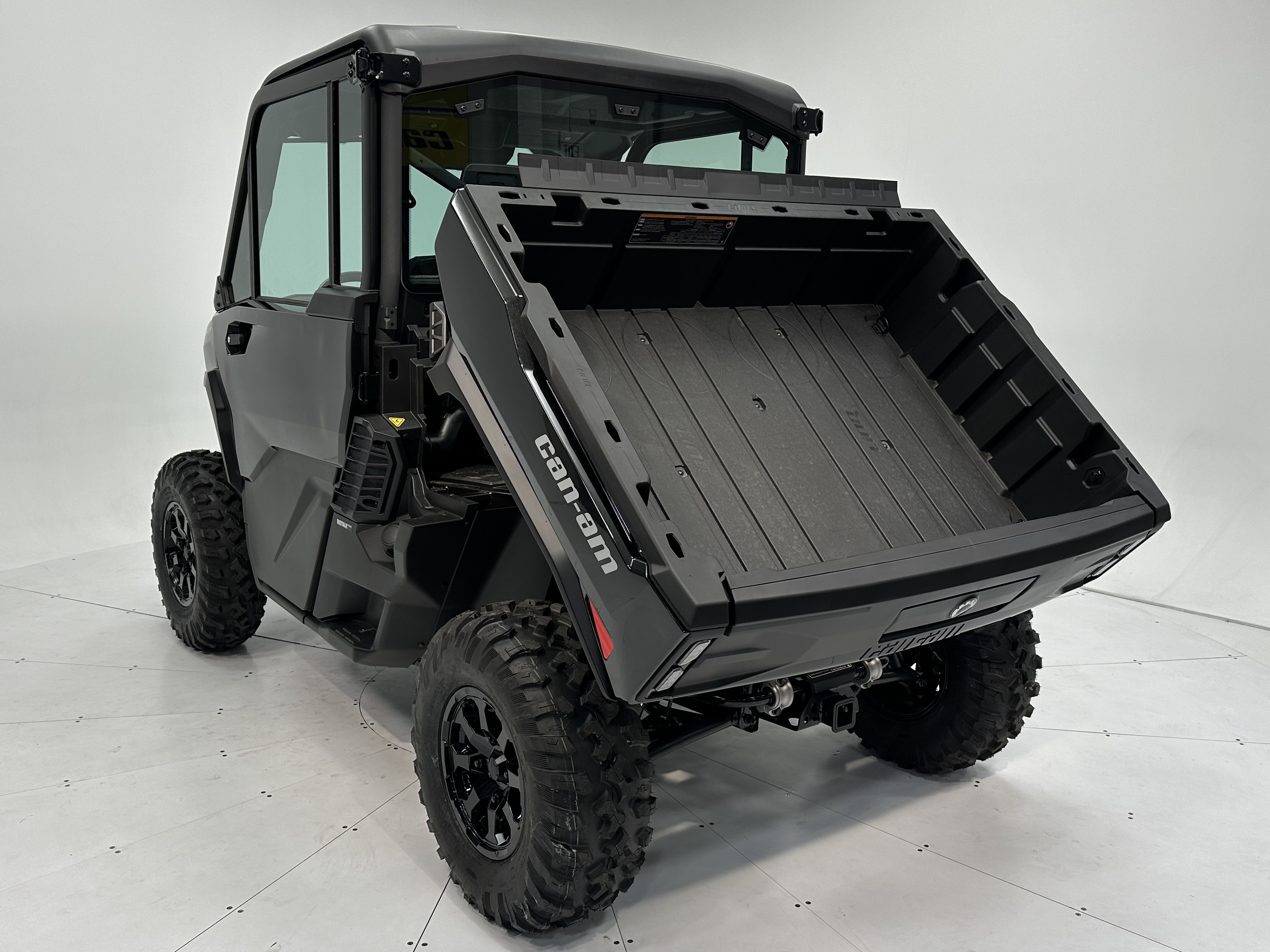 2026 Can-Am Defender XT CAB HD11 with 10.25 in. infotainment - Photo 17