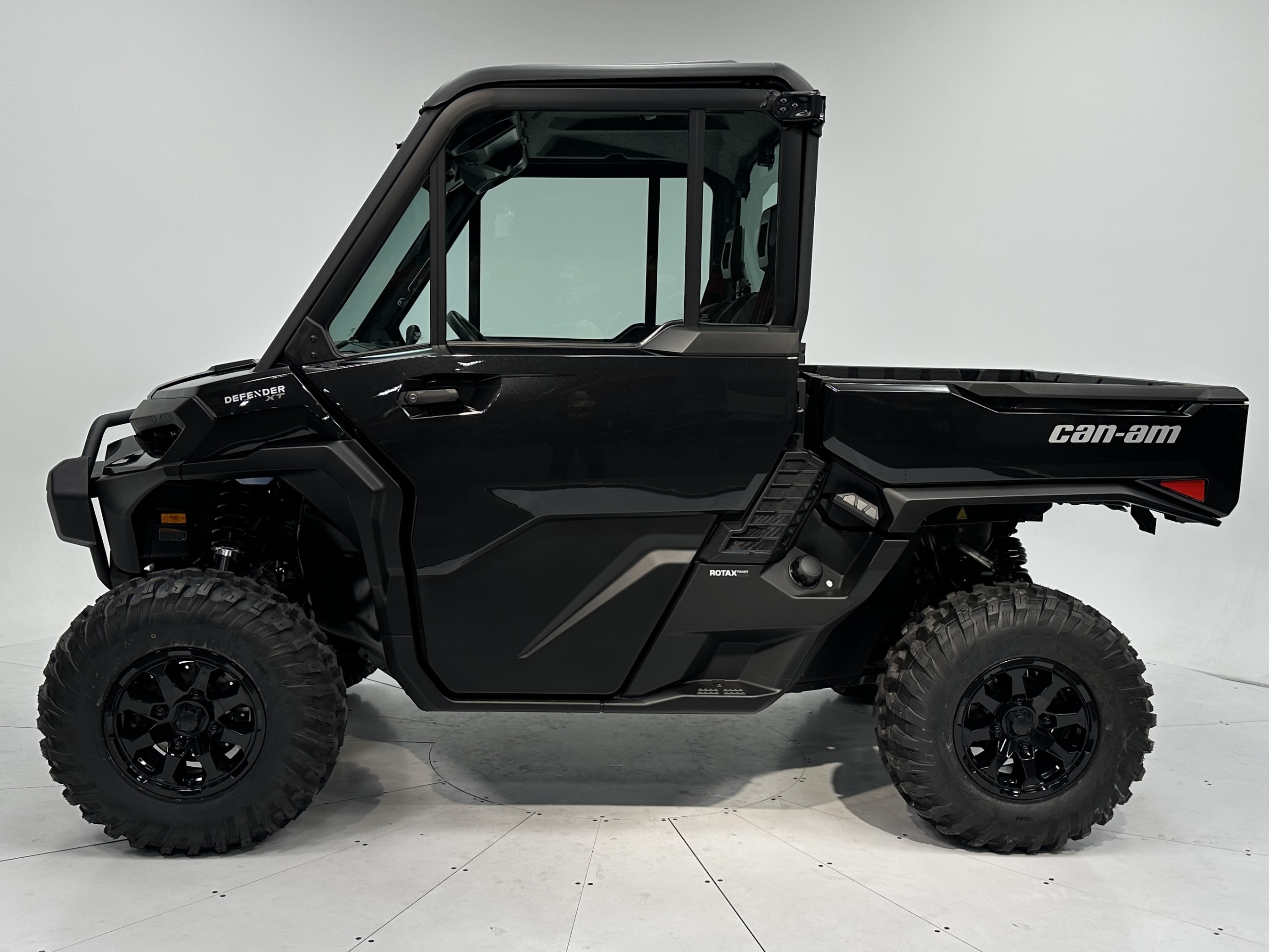 2026 Can-Am Defender XT CAB HD11 with 10.25 in. infotainment - Photo 3