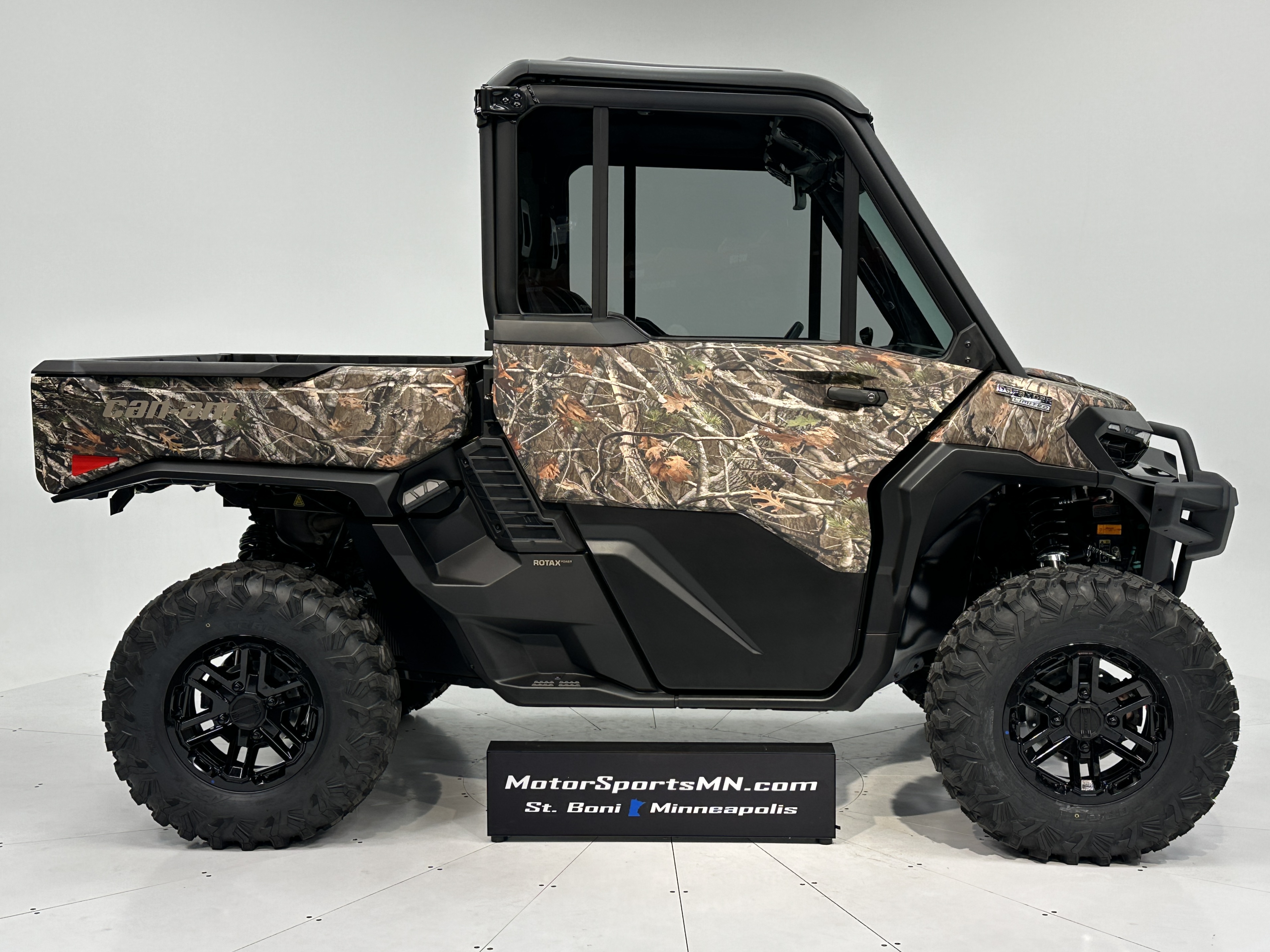 2026 Can-Am Defender LIMITED CAB HD11