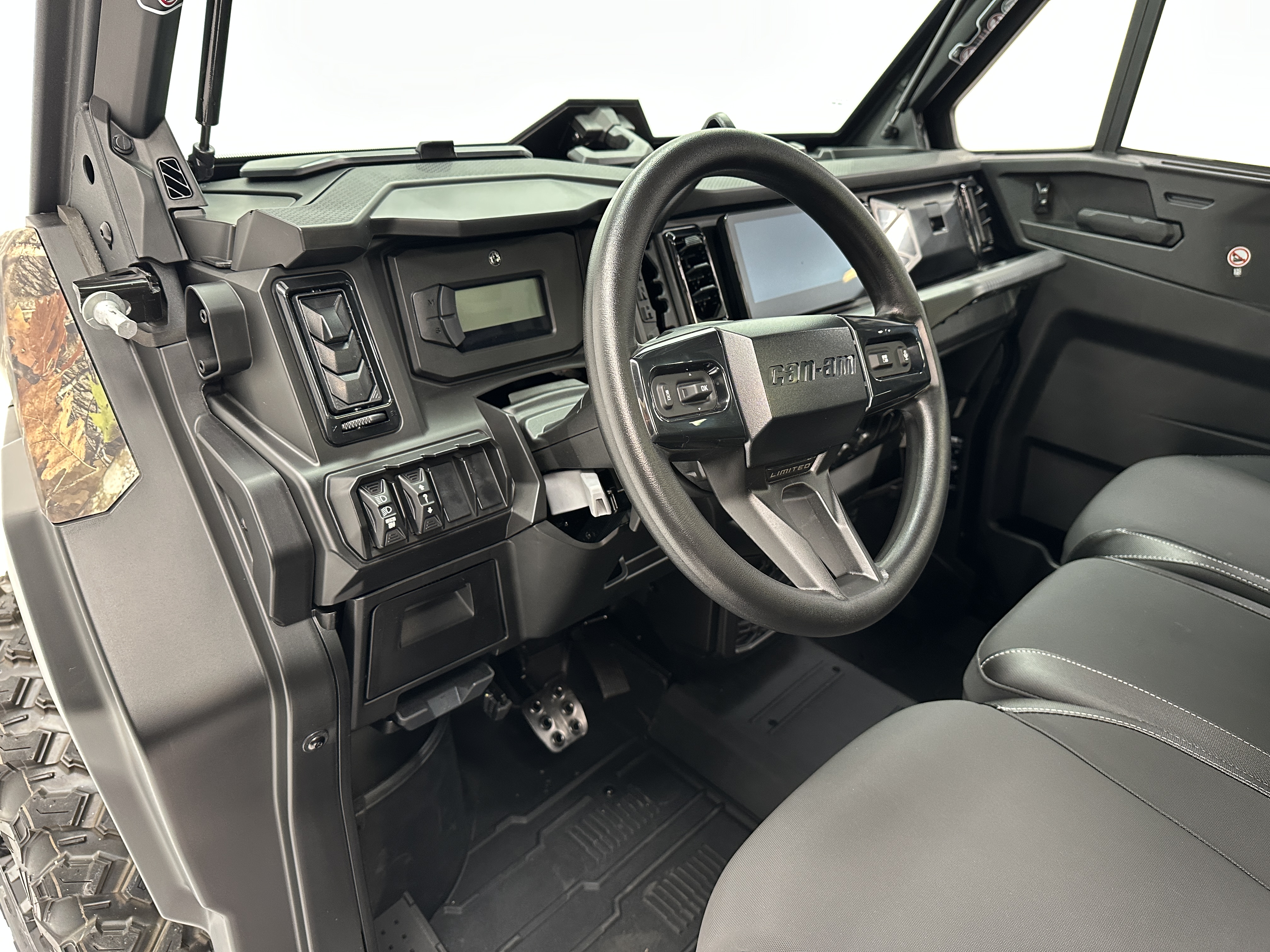 2026 Can-Am Defender LIMITED CAB HD11 - Photo 5