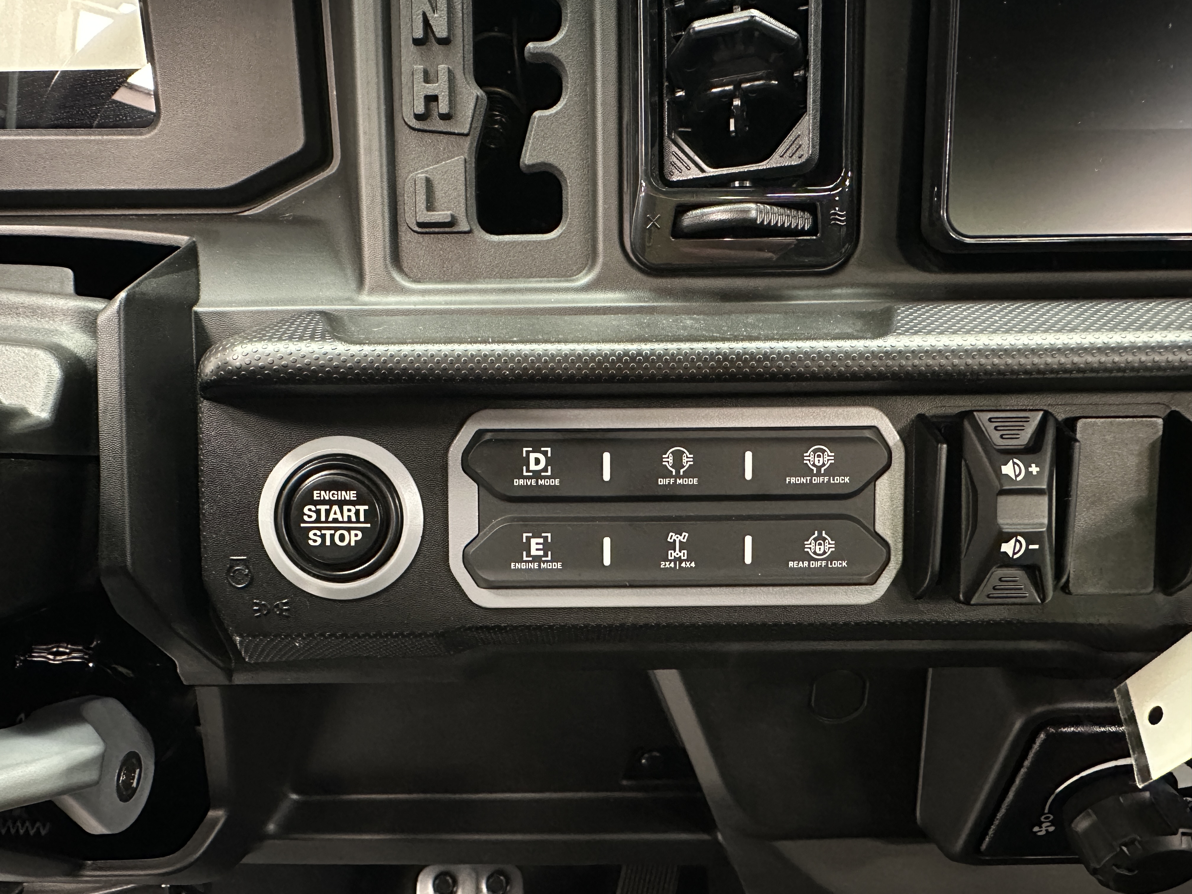 2026 Can-Am Defender LIMITED CAB HD11 - Photo 10