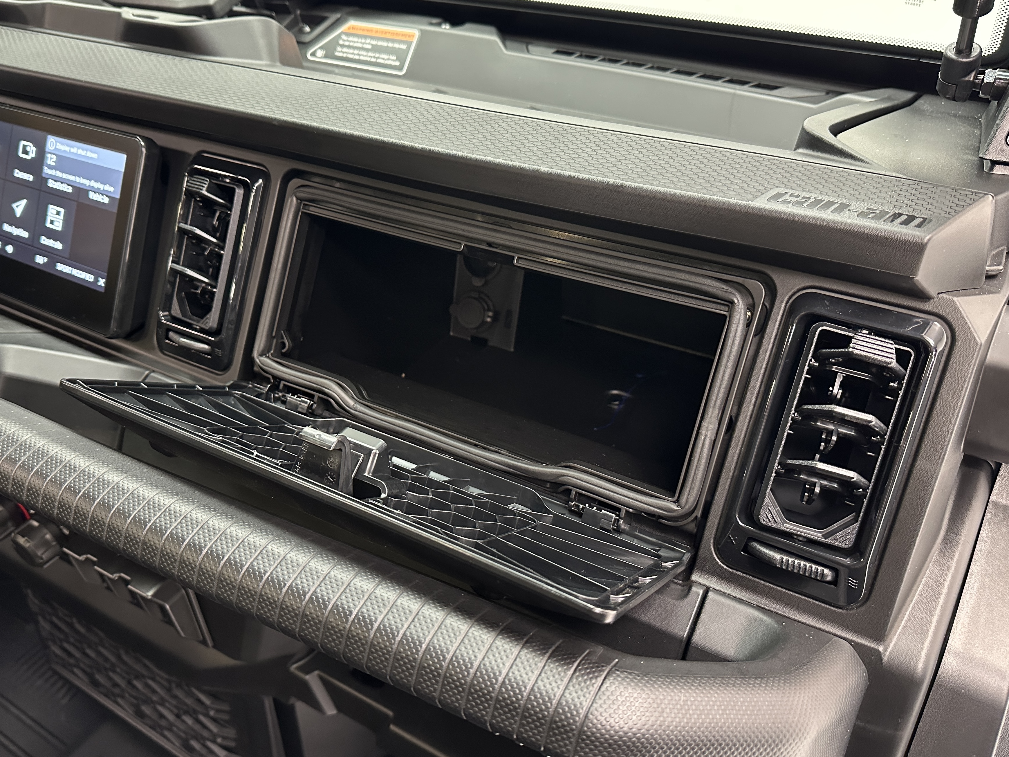 2026 Can-Am Defender LIMITED CAB HD11 - Photo 14