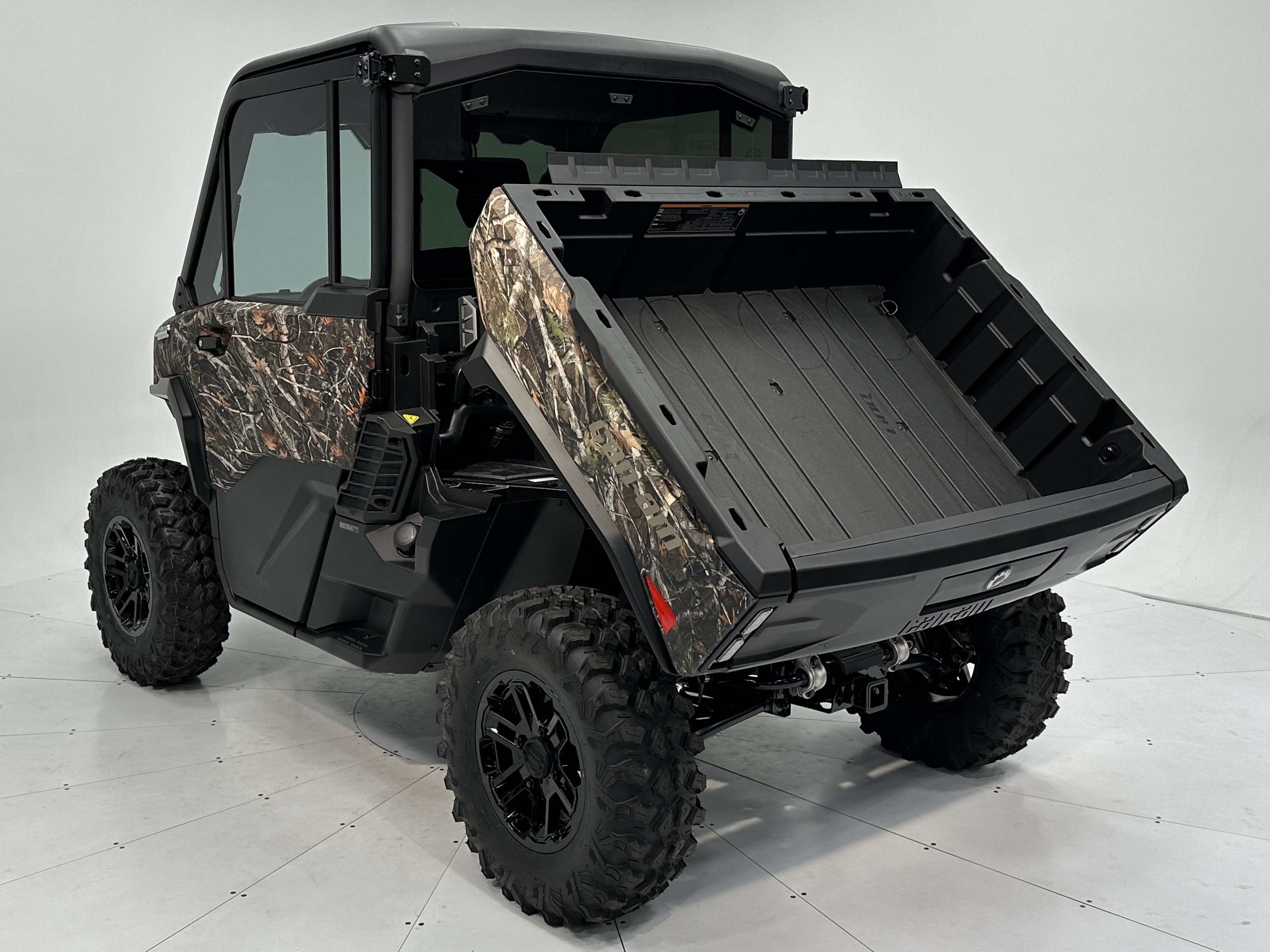 2026 Can-Am Defender LIMITED CAB HD11 - Photo 18