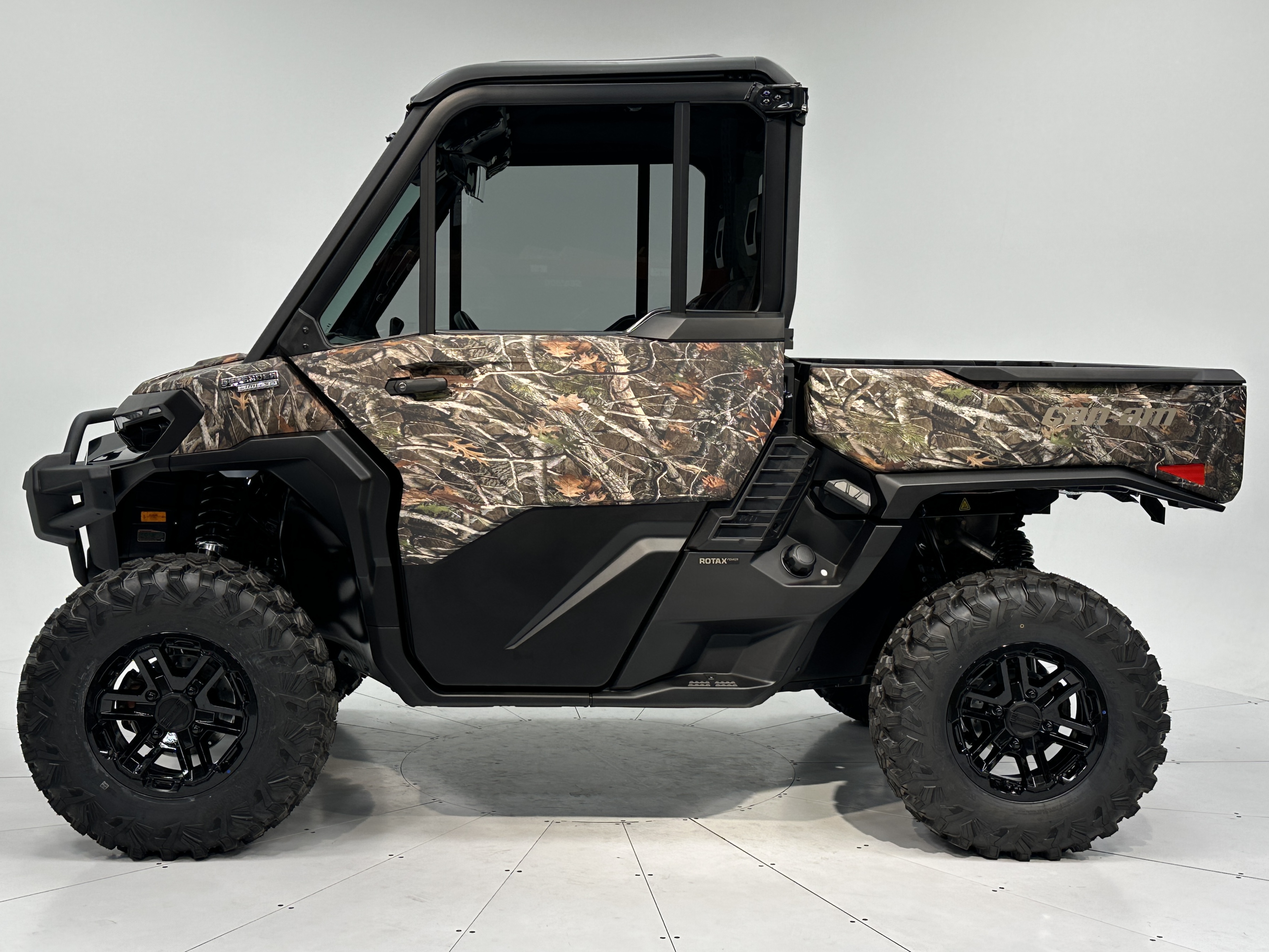 2026 Can-Am Defender LIMITED CAB HD11 - Photo 3