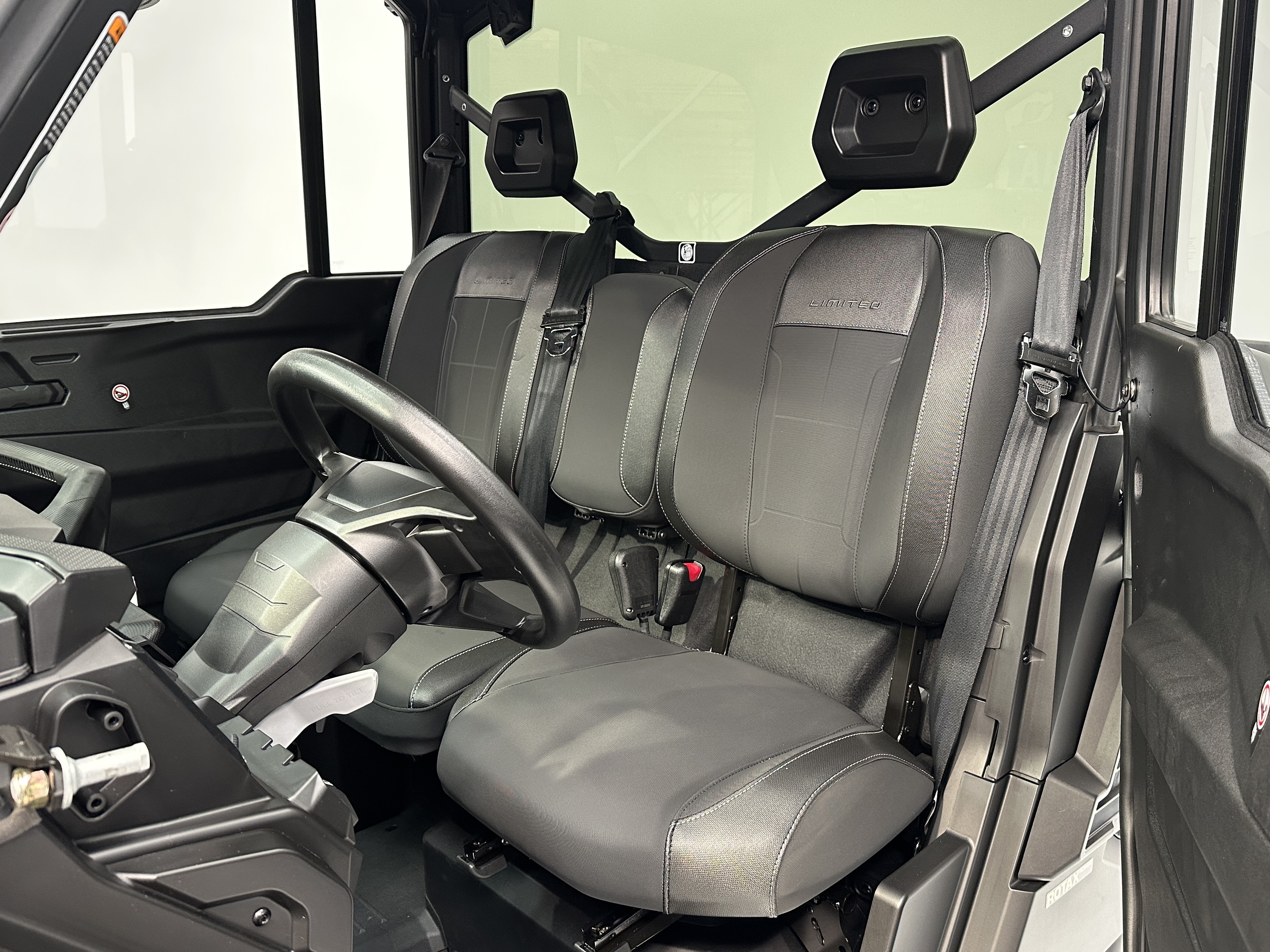 2026 Can-Am Defender LIMITED CAB HD11 - Photo 17