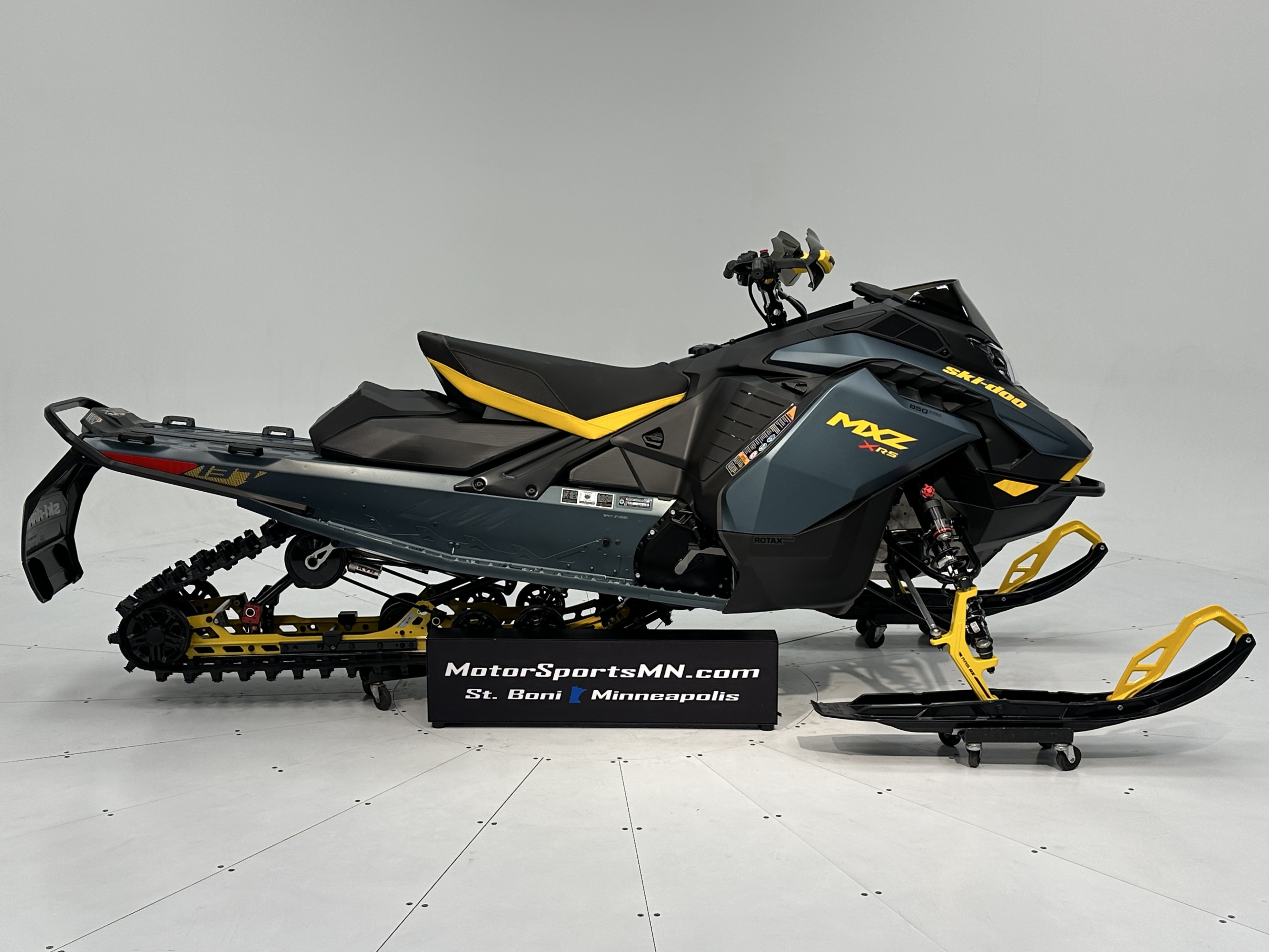 2026 Ski-Doo MXZ X-RS 137 850 E-TEC Ice Ripper XT 1.5" E.S.  w/ 10.25" Touchscreen