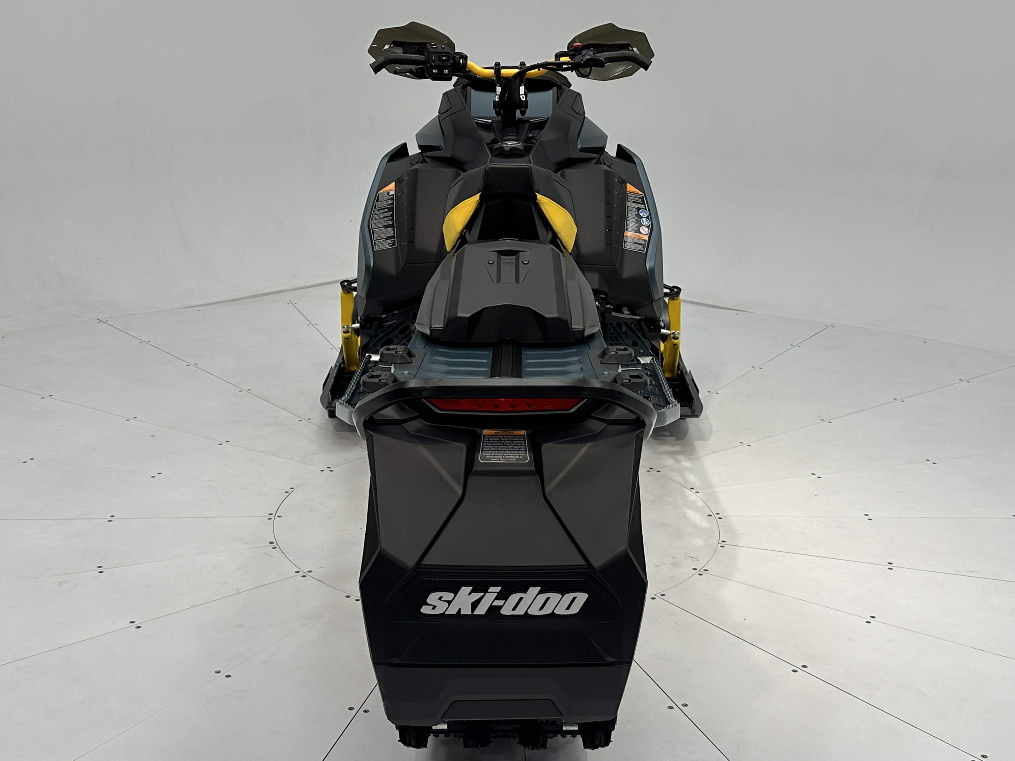 2026 Ski-Doo MXZ X-RS 137 850 E-TEC Ice Ripper XT 1.5" E.S.  w/ 10.25" Touchscreen - Photo 2