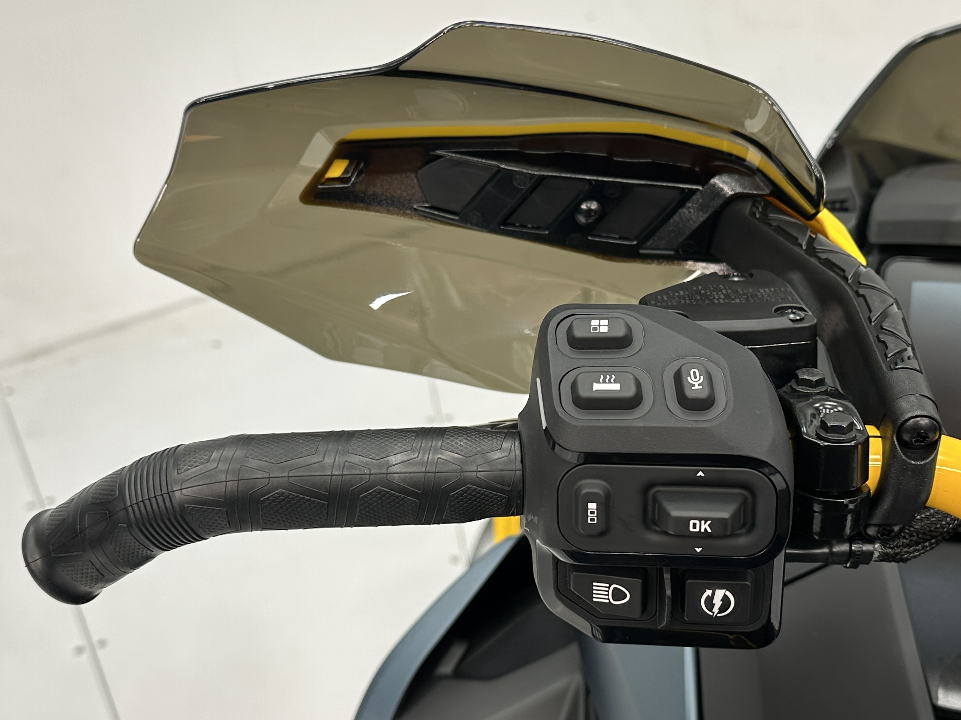 2026 Ski-Doo MXZ X-RS 137 850 E-TEC Ice Ripper XT 1.5" E.S.  w/ 10.25" Touchscreen - Photo 7
