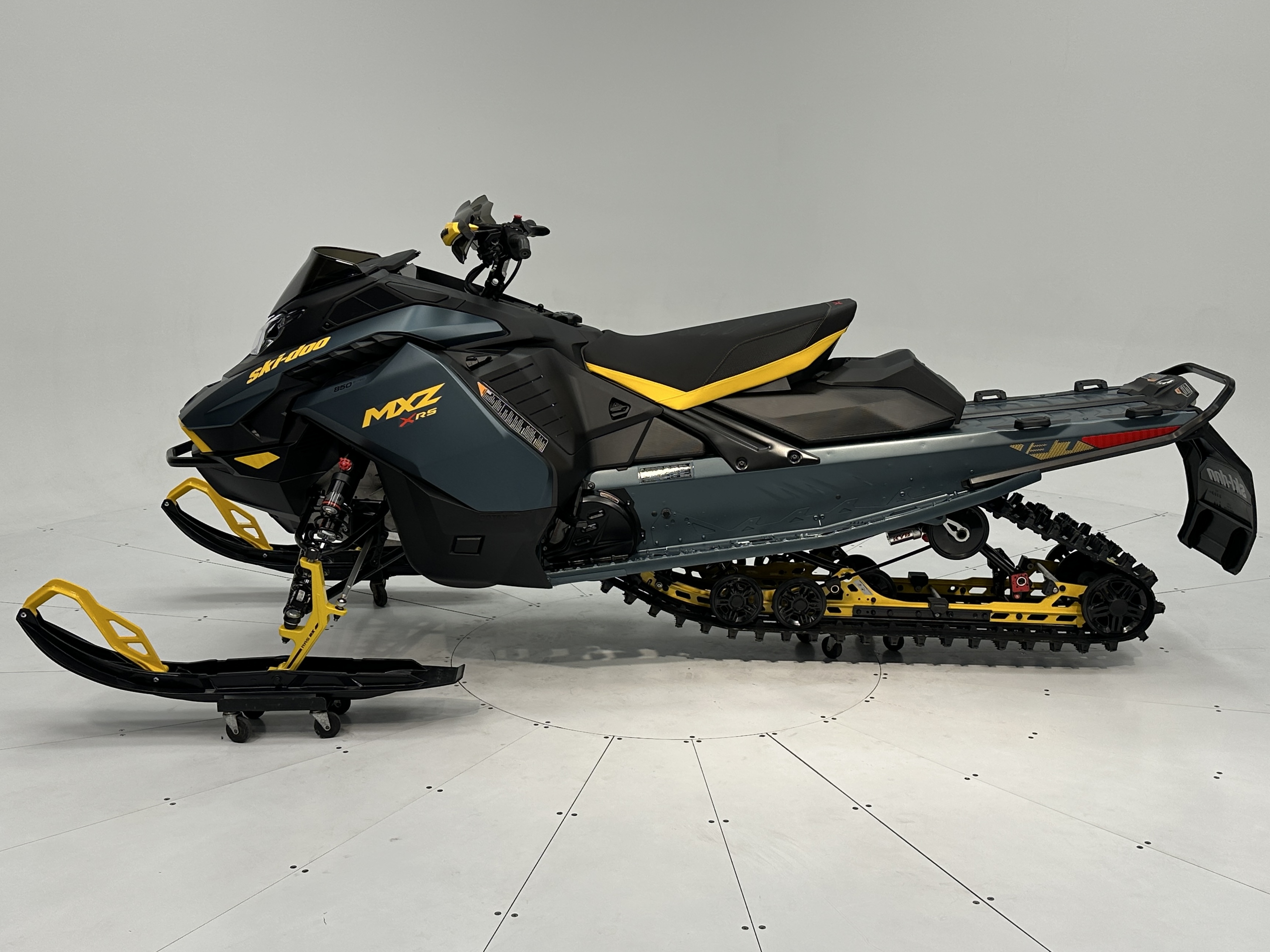 2026 Ski-Doo MXZ X-RS 137 850 E-TEC Ice Ripper XT 1.5" E.S.  w/ 10.25" Touchscreen - Photo 3