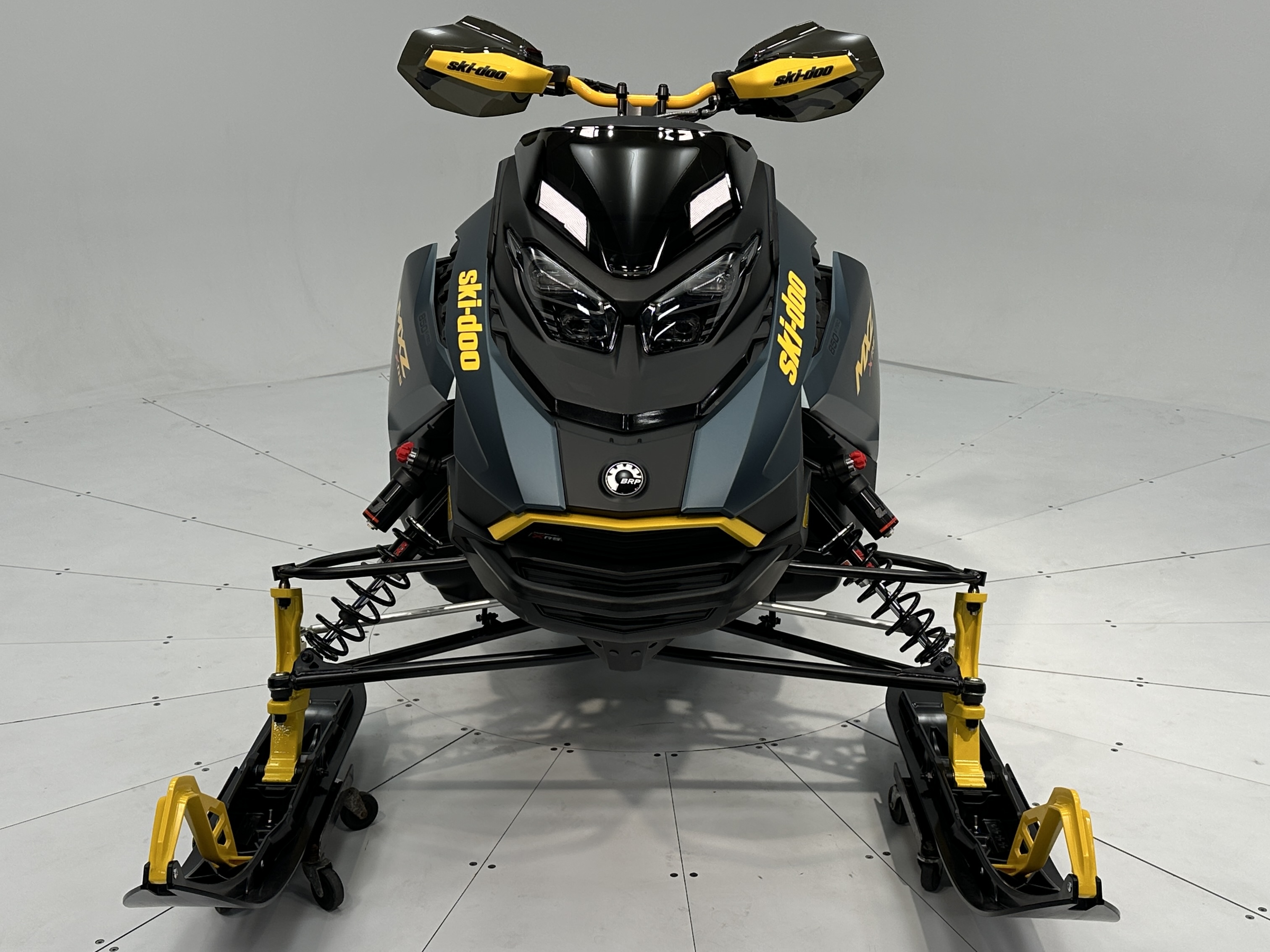 2026 Ski-Doo MXZ X-RS 137 850 E-TEC Ice Ripper XT 1.5" E.S.  w/ 10.25" Touchscreen - Photo 4