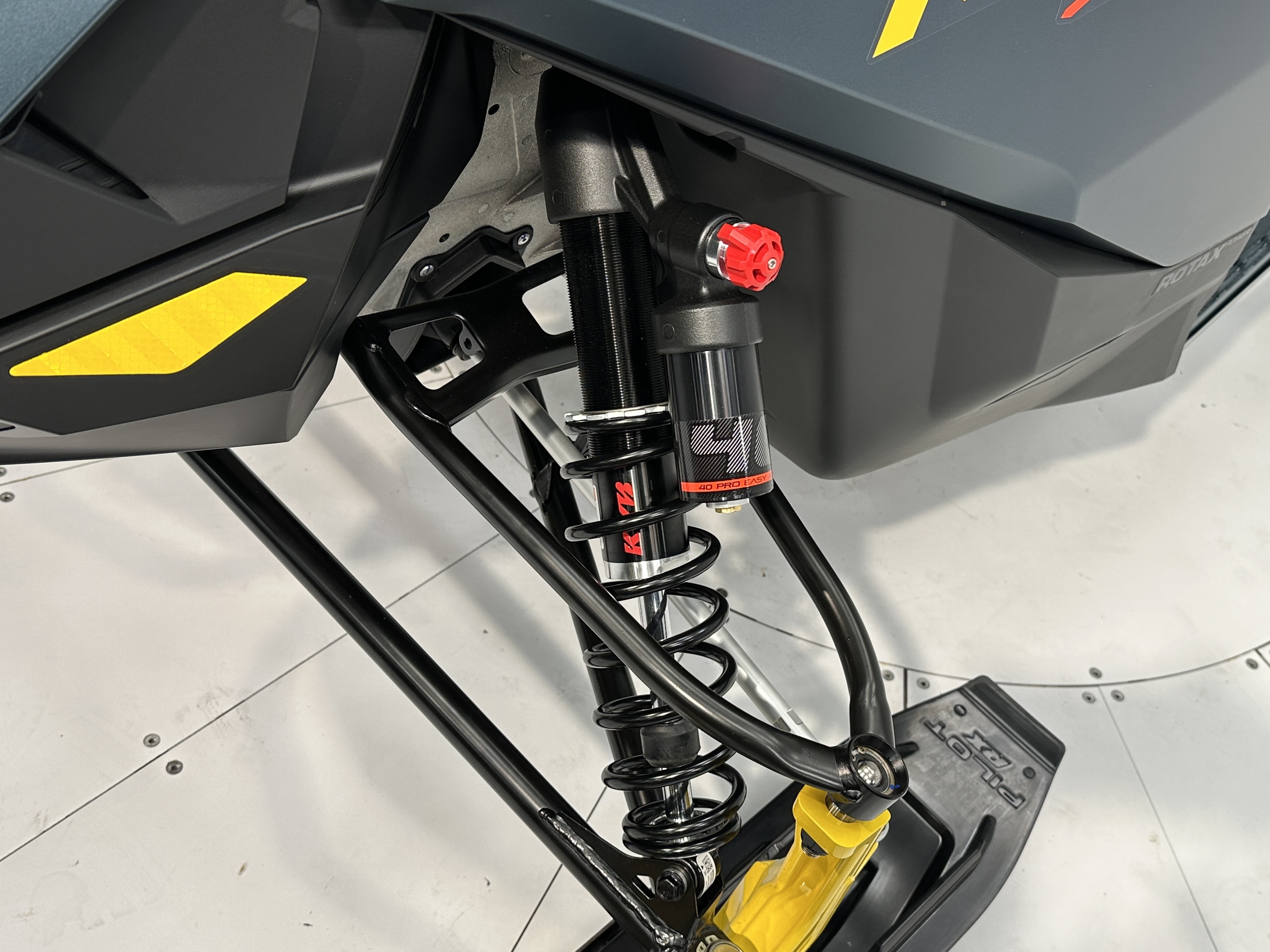 2026 Ski-Doo MXZ X-RS 137 850 E-TEC Ice Ripper XT 1.5" E.S.  w/ 10.25" Touchscreen - Photo 10