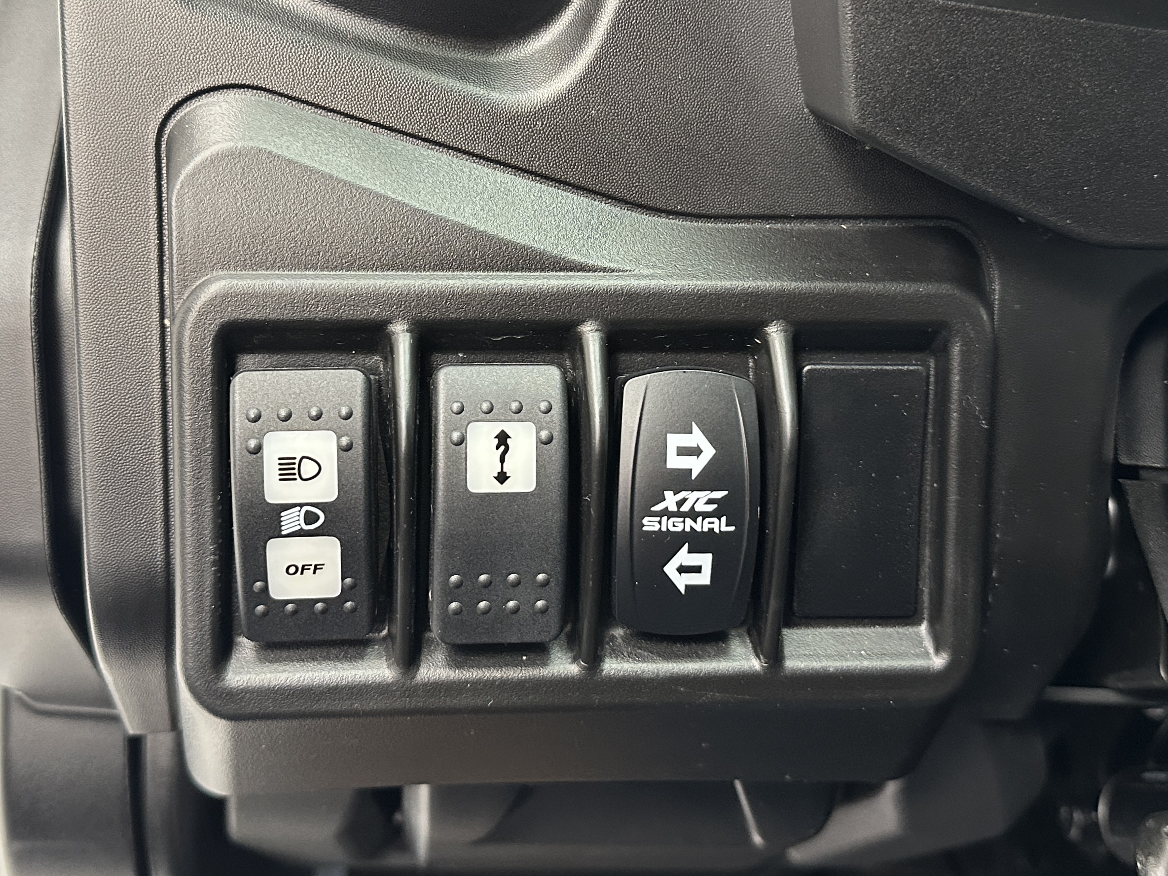 2025 Can-Am Defender MAX Limited CAB HD10 - Photo 9