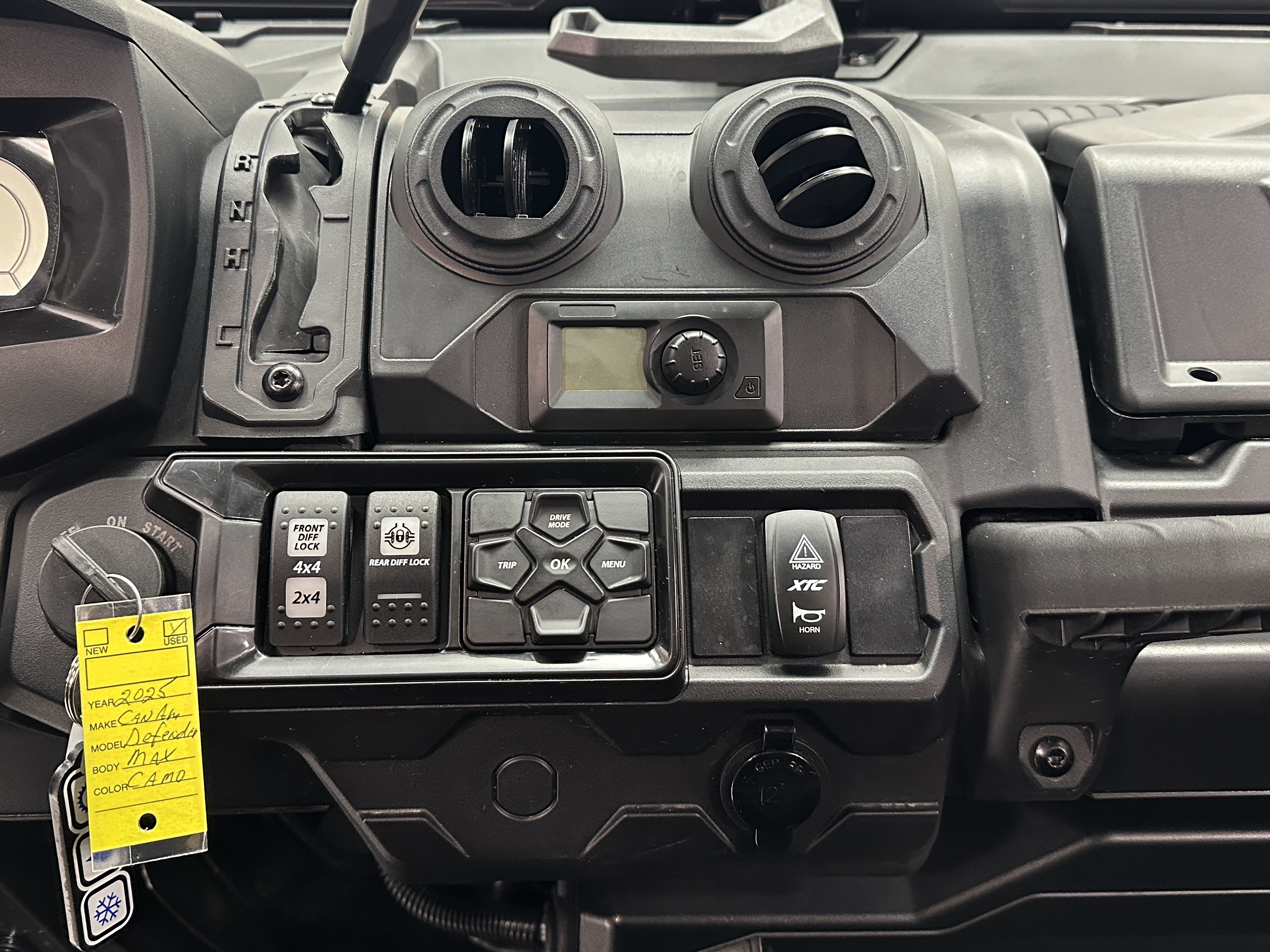 2025 Can-Am Defender MAX Limited CAB HD10 - Photo 8