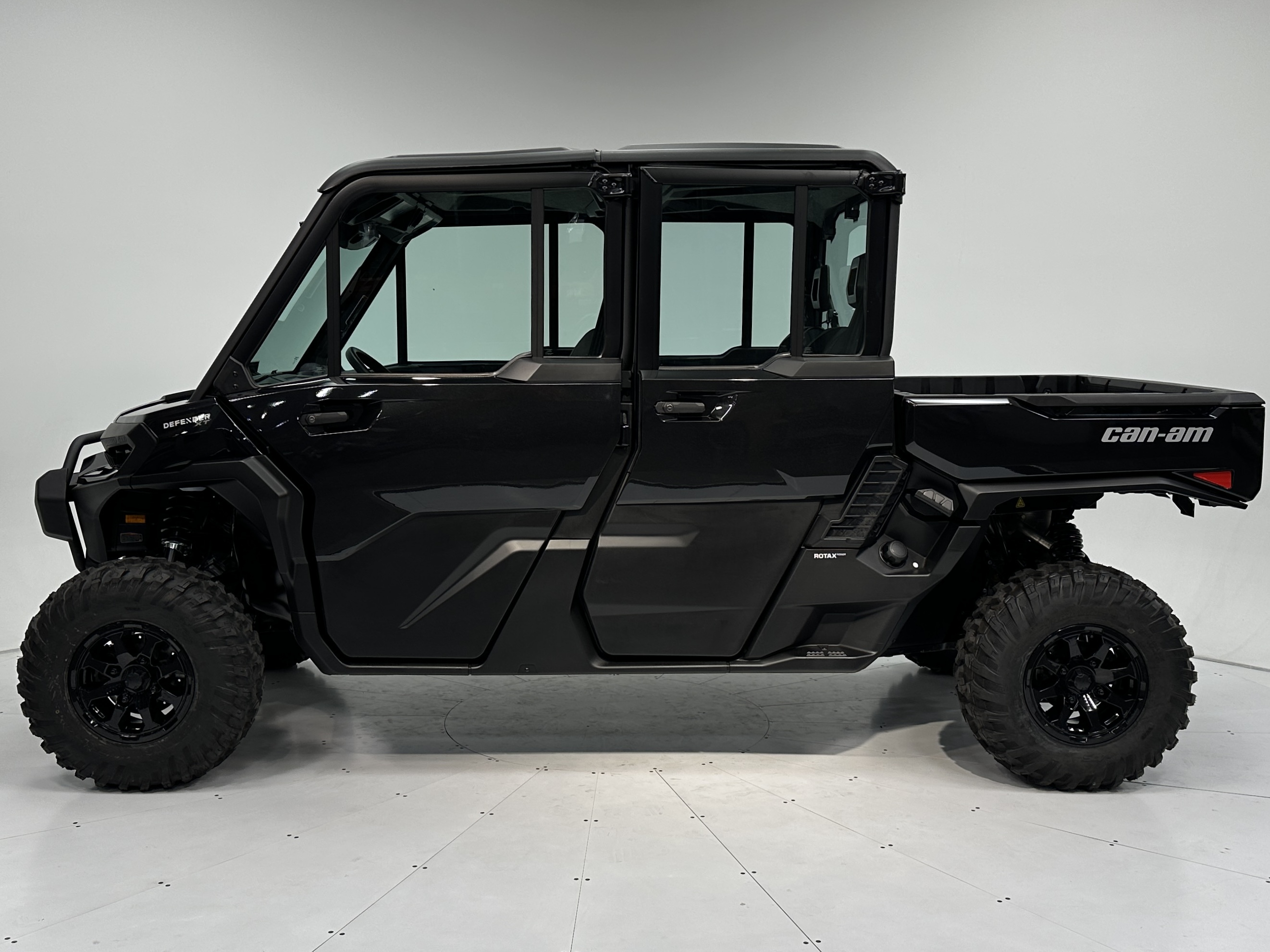 2026 Can-Am Defender MAX XT CAB HD11 - Photo 3