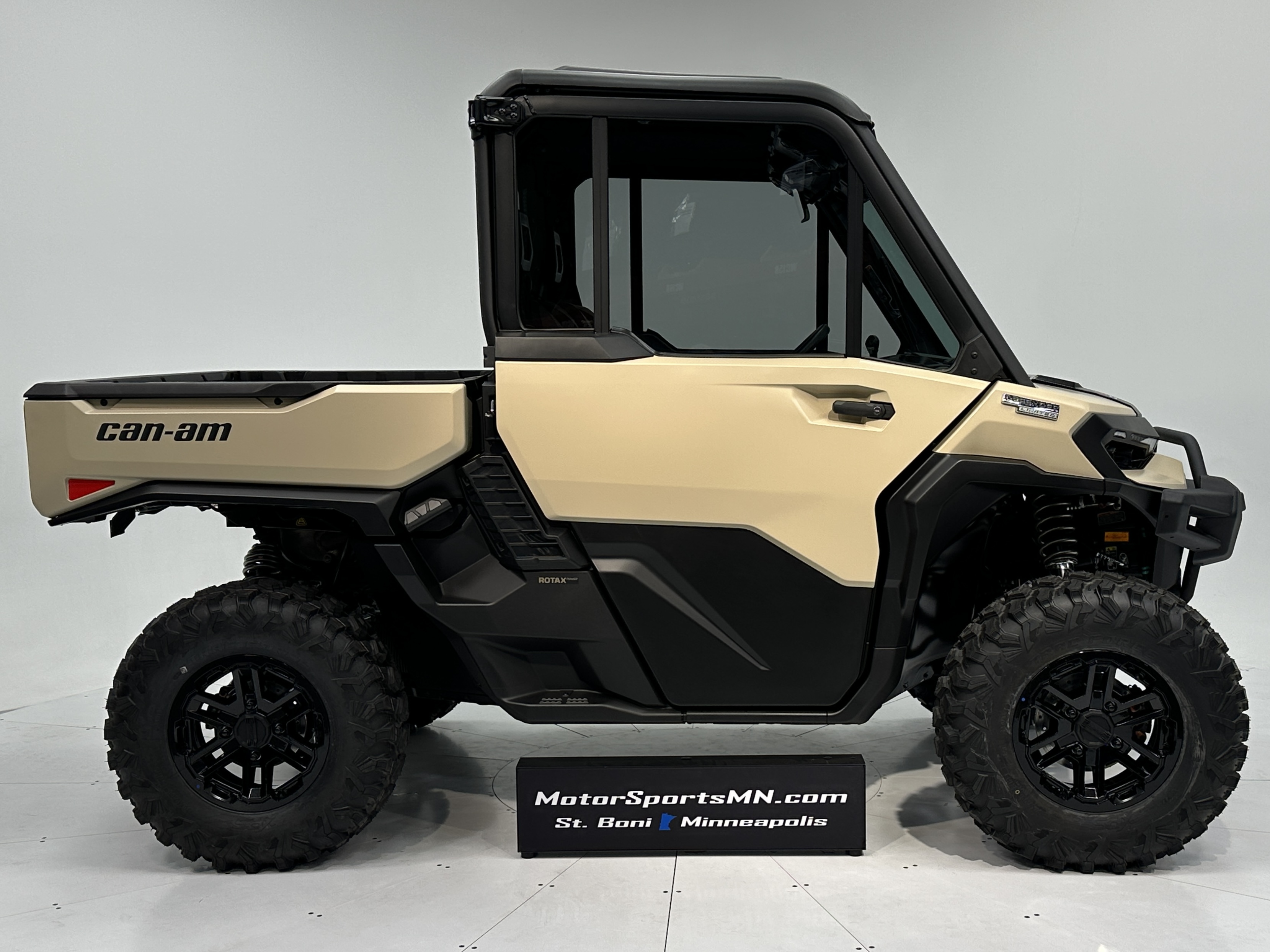 2026 Can-Am Defender LIMITED CAB HD11
