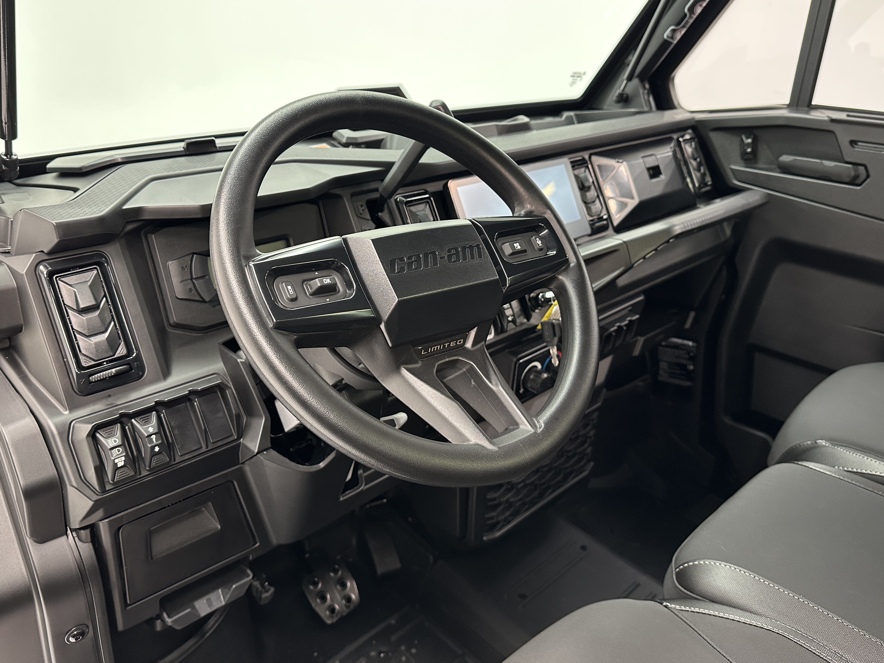 2026 Can-Am Defender LIMITED CAB HD11 - Photo 5